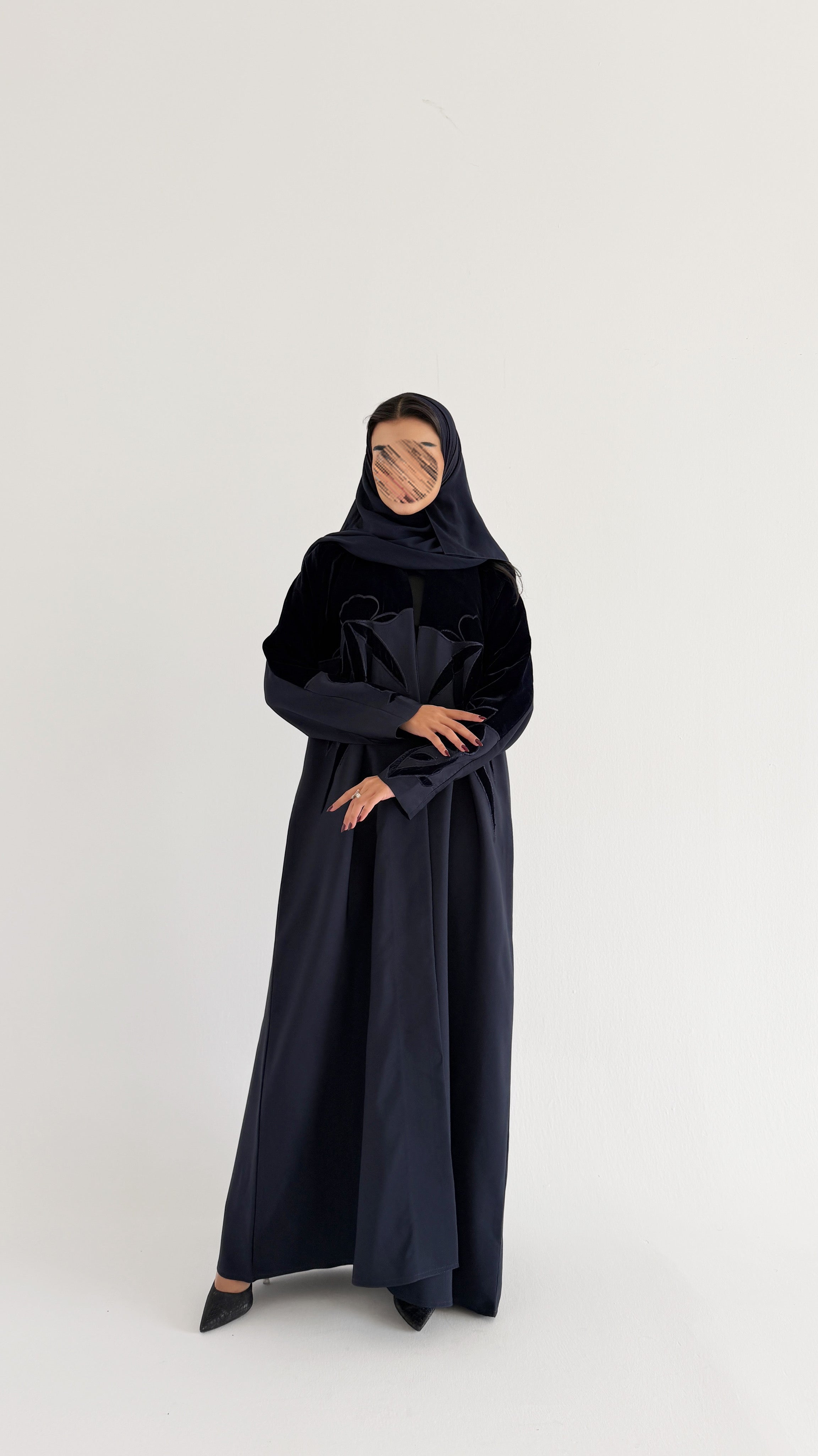 MWT895 - عبايه كريب مع تدخيله مخمل بشكل وردات - Aya