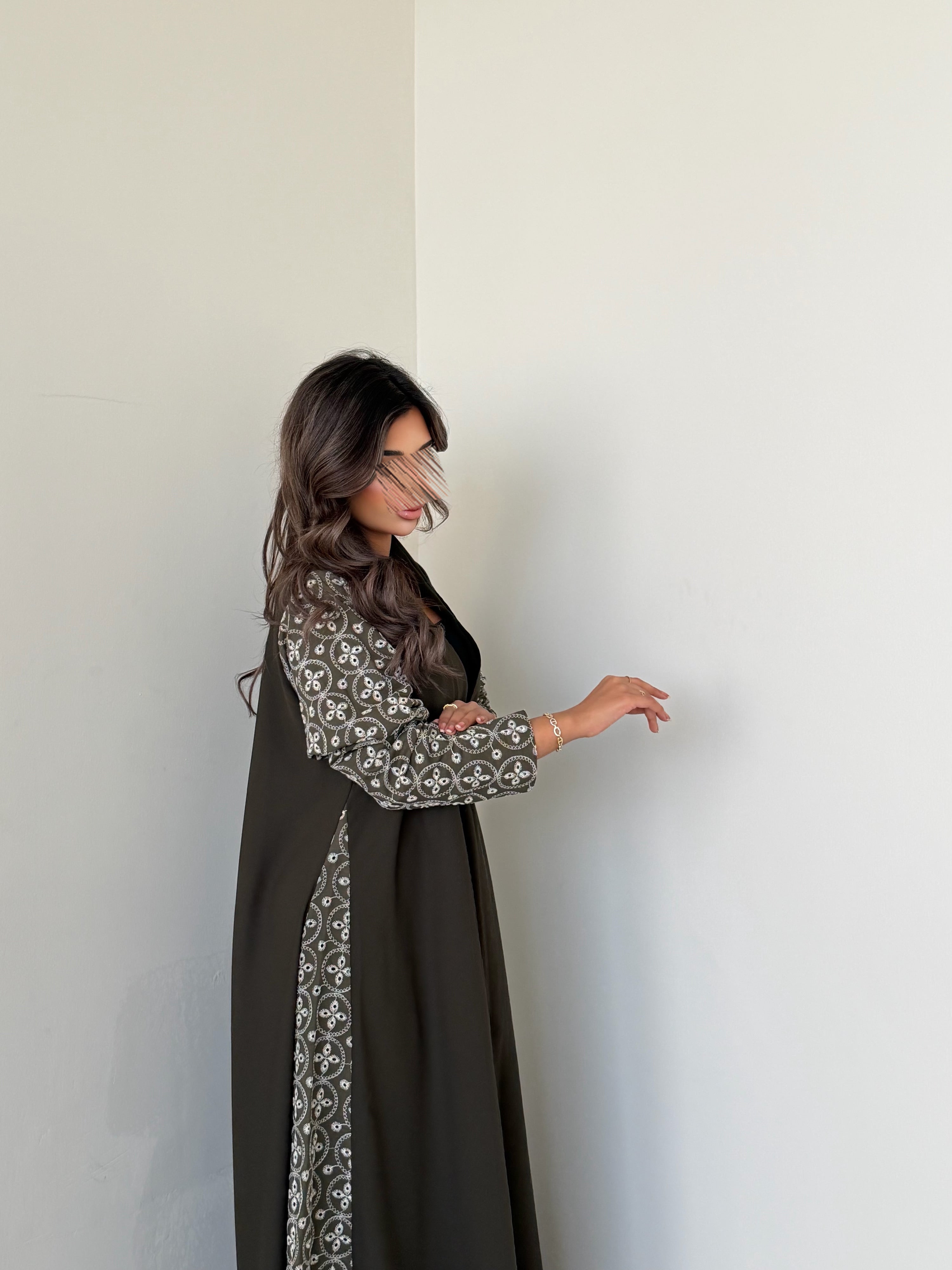 MWT767 - عباية كريب مع تدخيلة لنن هندي - Aya