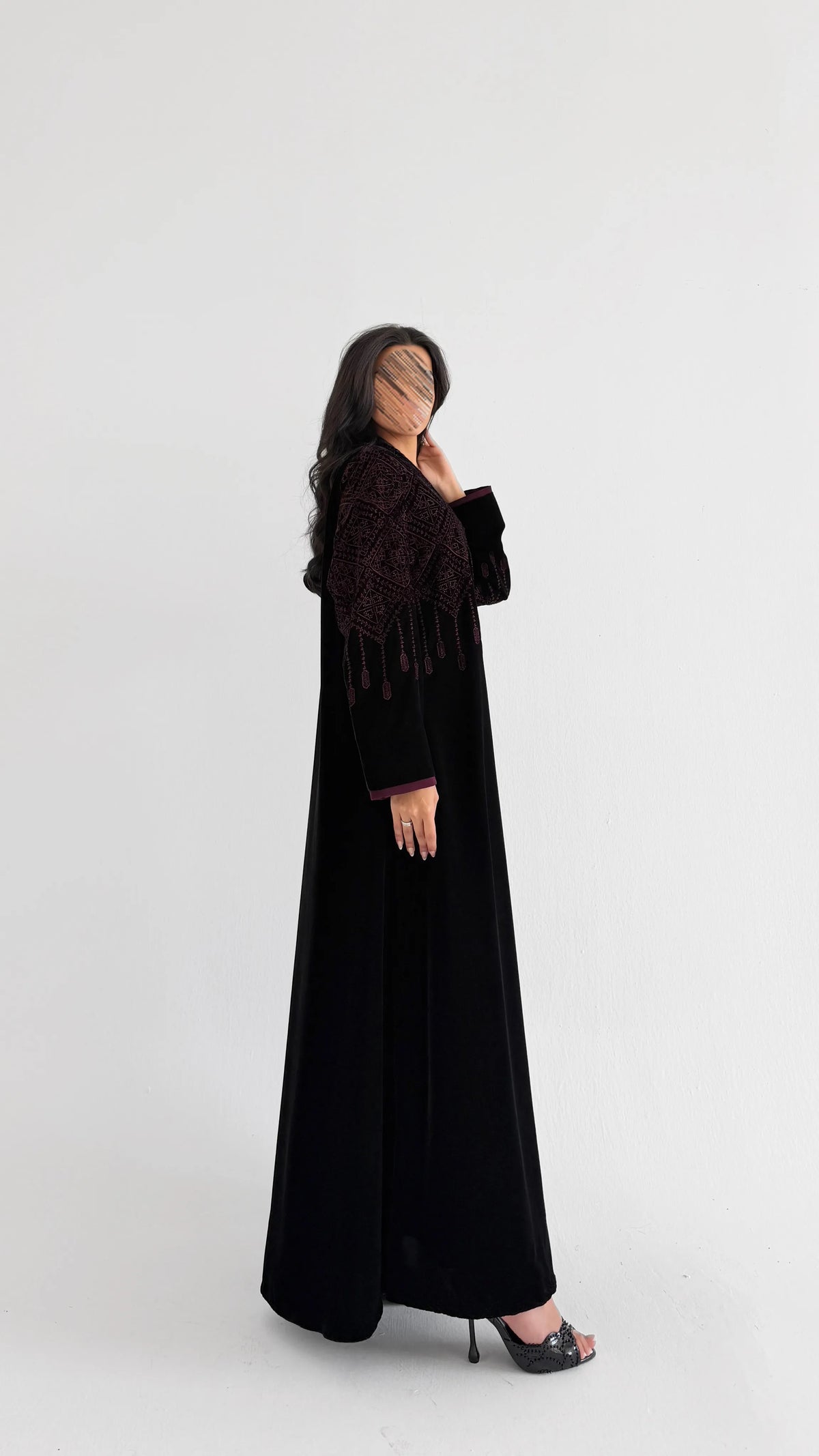 MWT2177 - عباية مخمل شتوية مع شك بقيطان من الأكمام - Aya