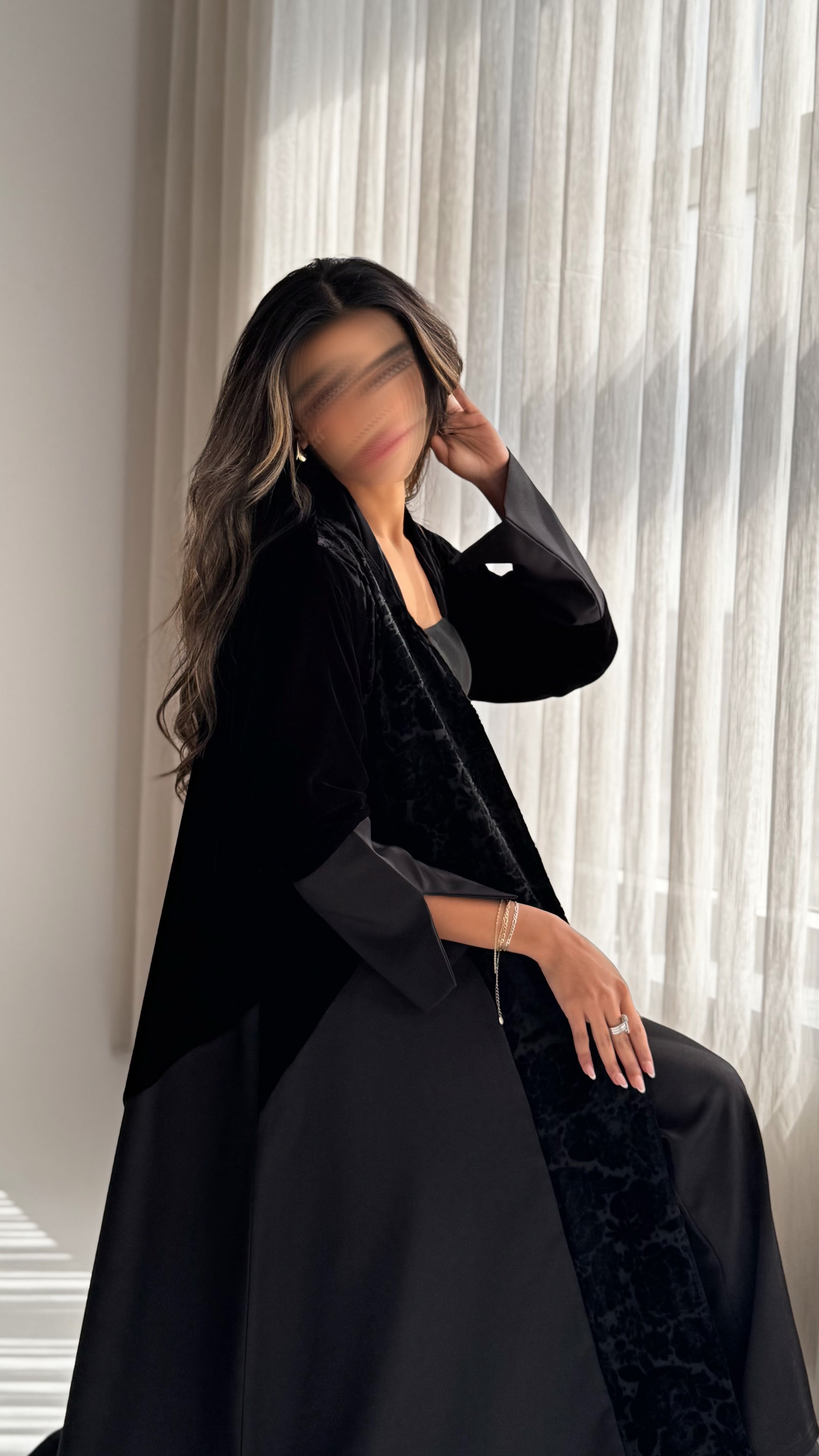 MWT694 - عباية اسود مخمل وردات - Aya