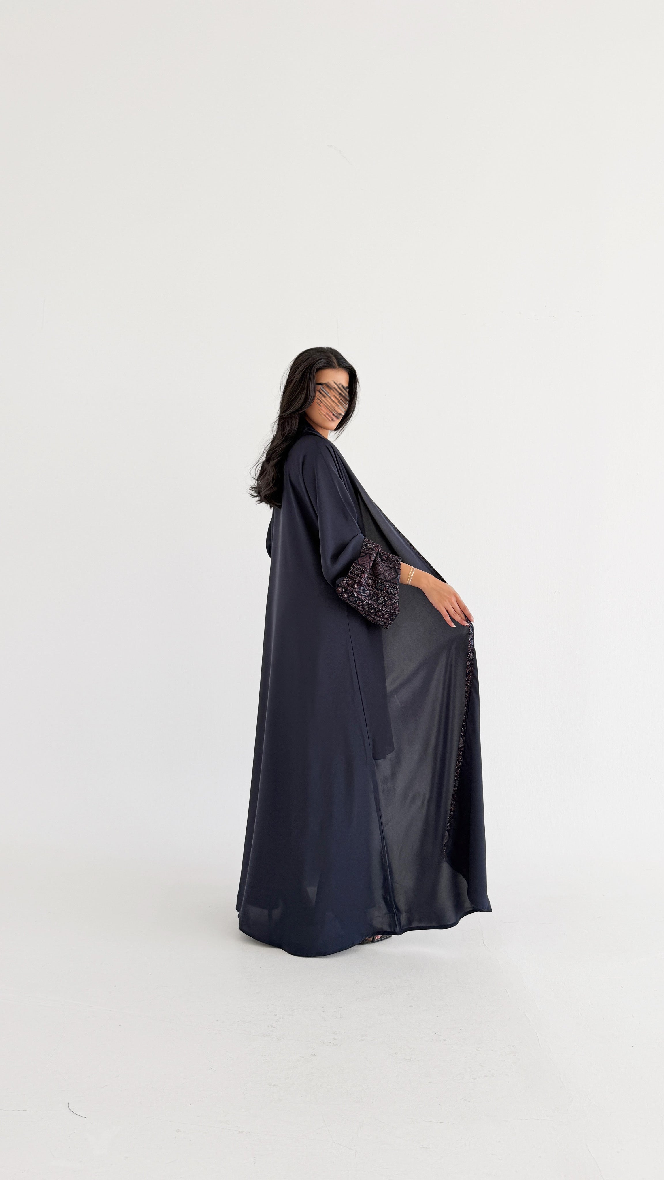 MWT785 - عباية كريب مع تدخيلة كشميري - Aya