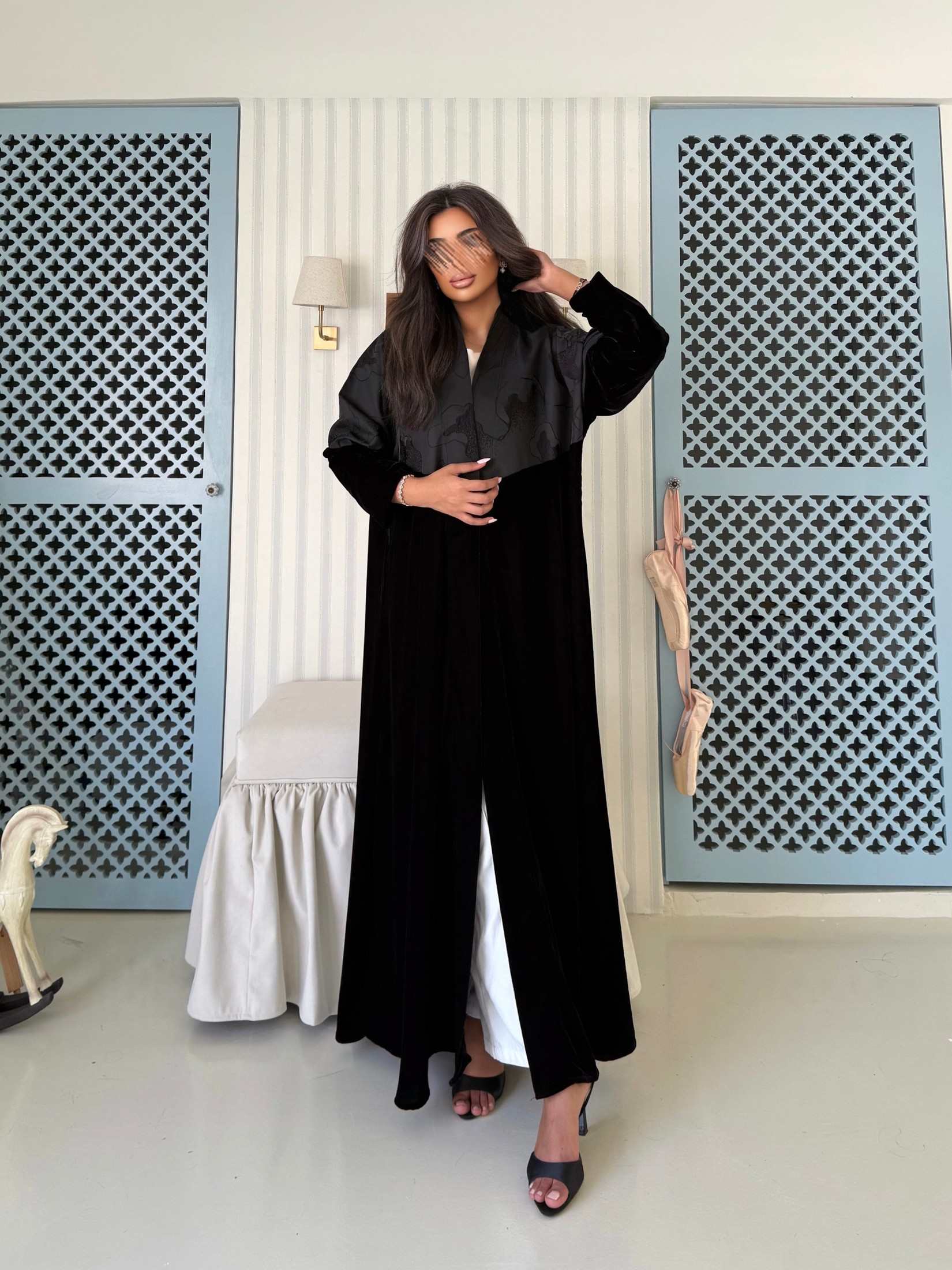 MWT968 - عباية مخمل مع تدخيلة جاكار من فوق - Aya