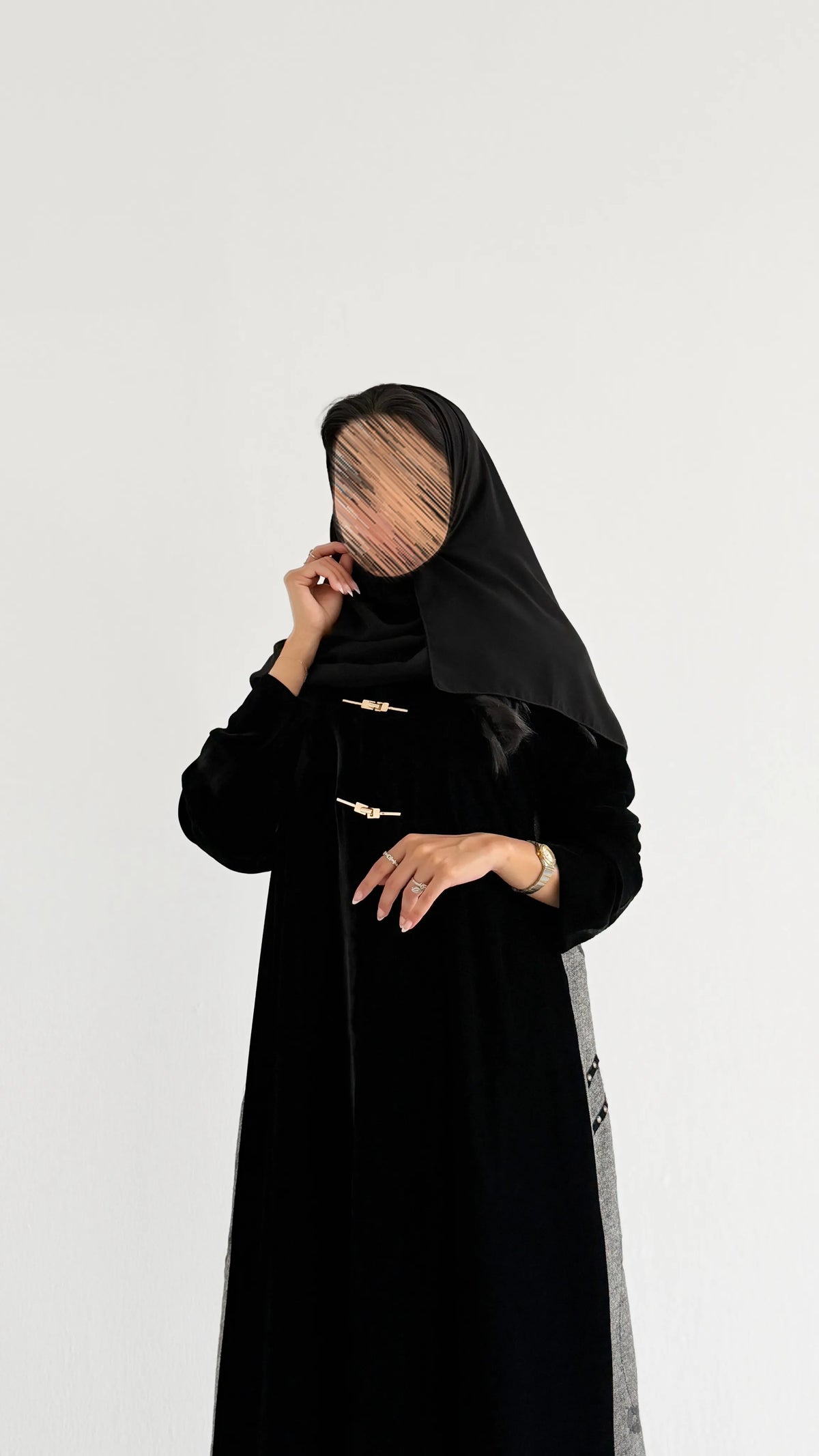 MWT2183 - عباية مخمل أسود بتدخيله التريكو مع ازارير ذهبية من الأمام - Aya