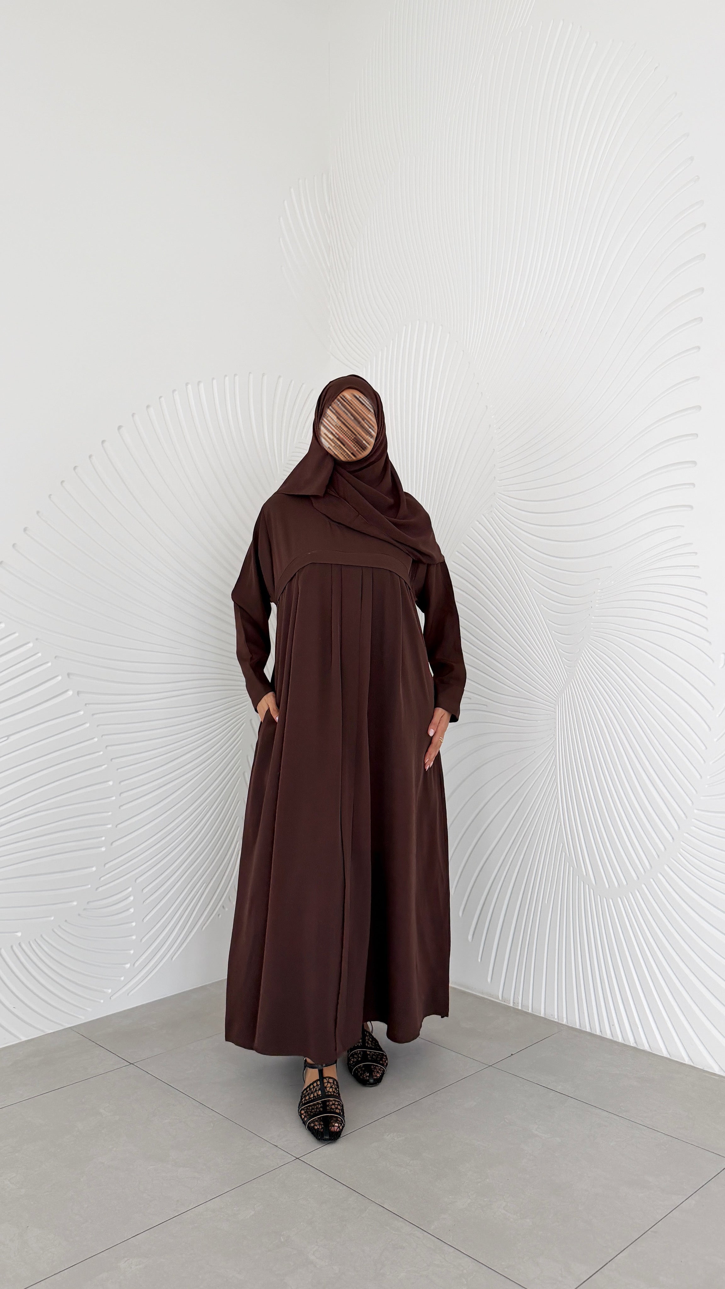 MWO008 - عباية بكسرات واسعة وجيب مخفي في الصدر - Aya