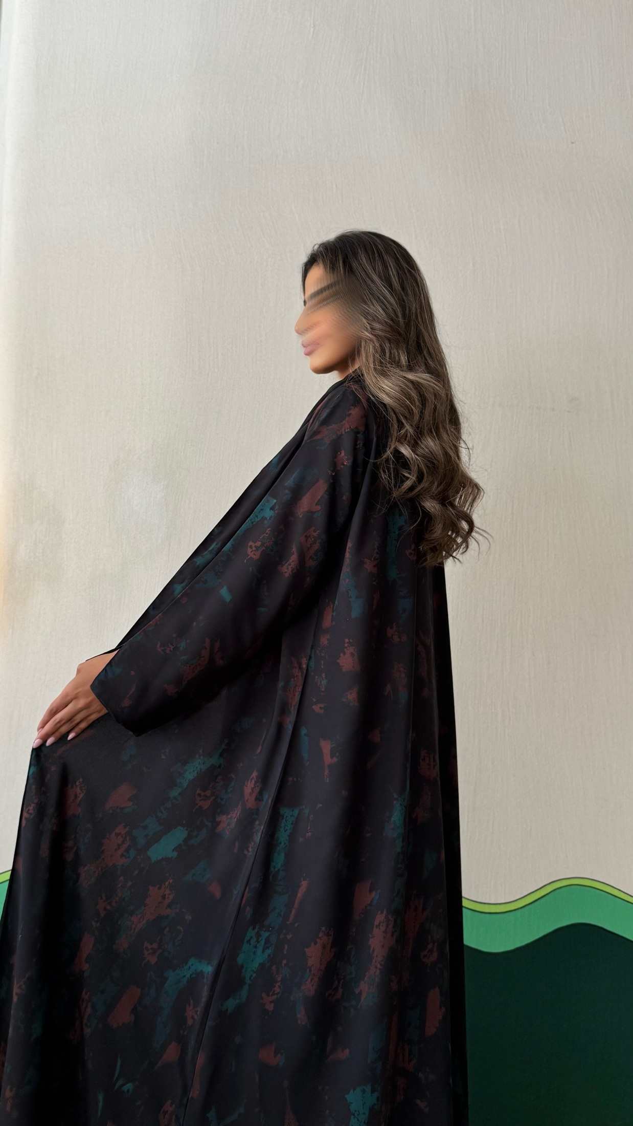 MWT447  - عباية طباعة اسود مع دمج اخضر واحمر - Aya