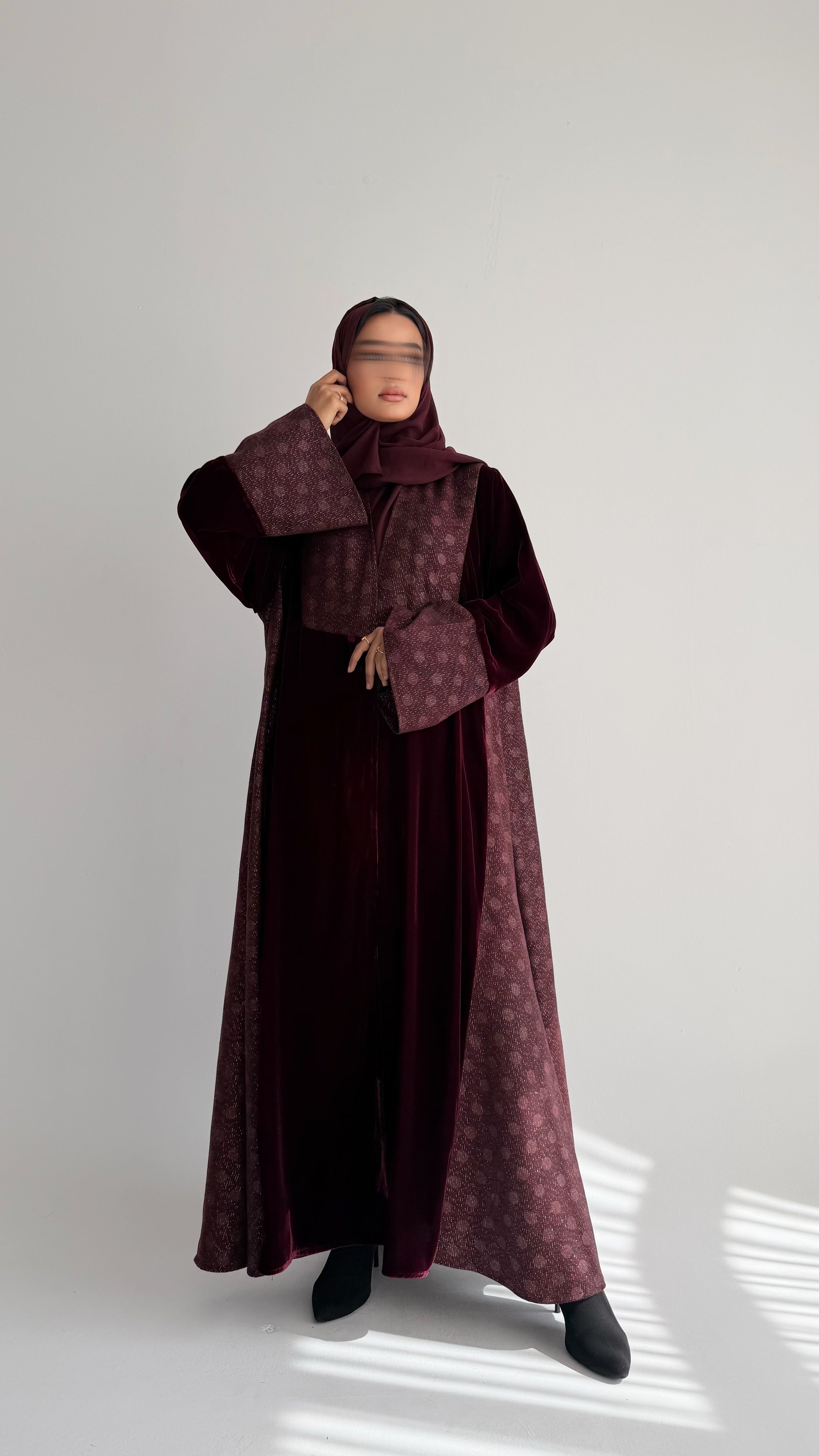 MWT819 - عباية مخمل بتدخيلة لامعة راقية|Elegant Shimmer Velvet Abaya - Aya