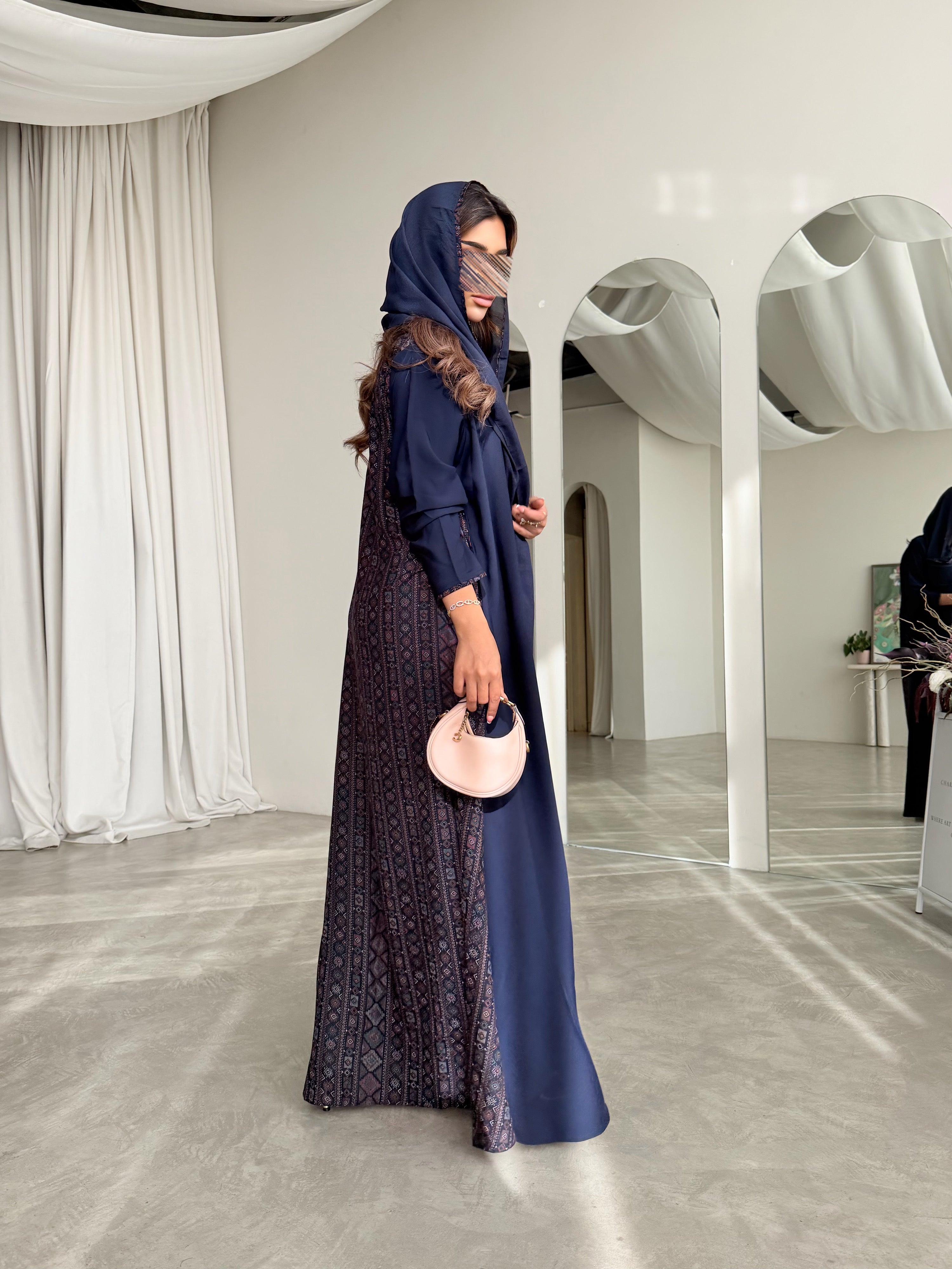 MWT788 - عباية كريب مع تدخيلة كشميري - Aya