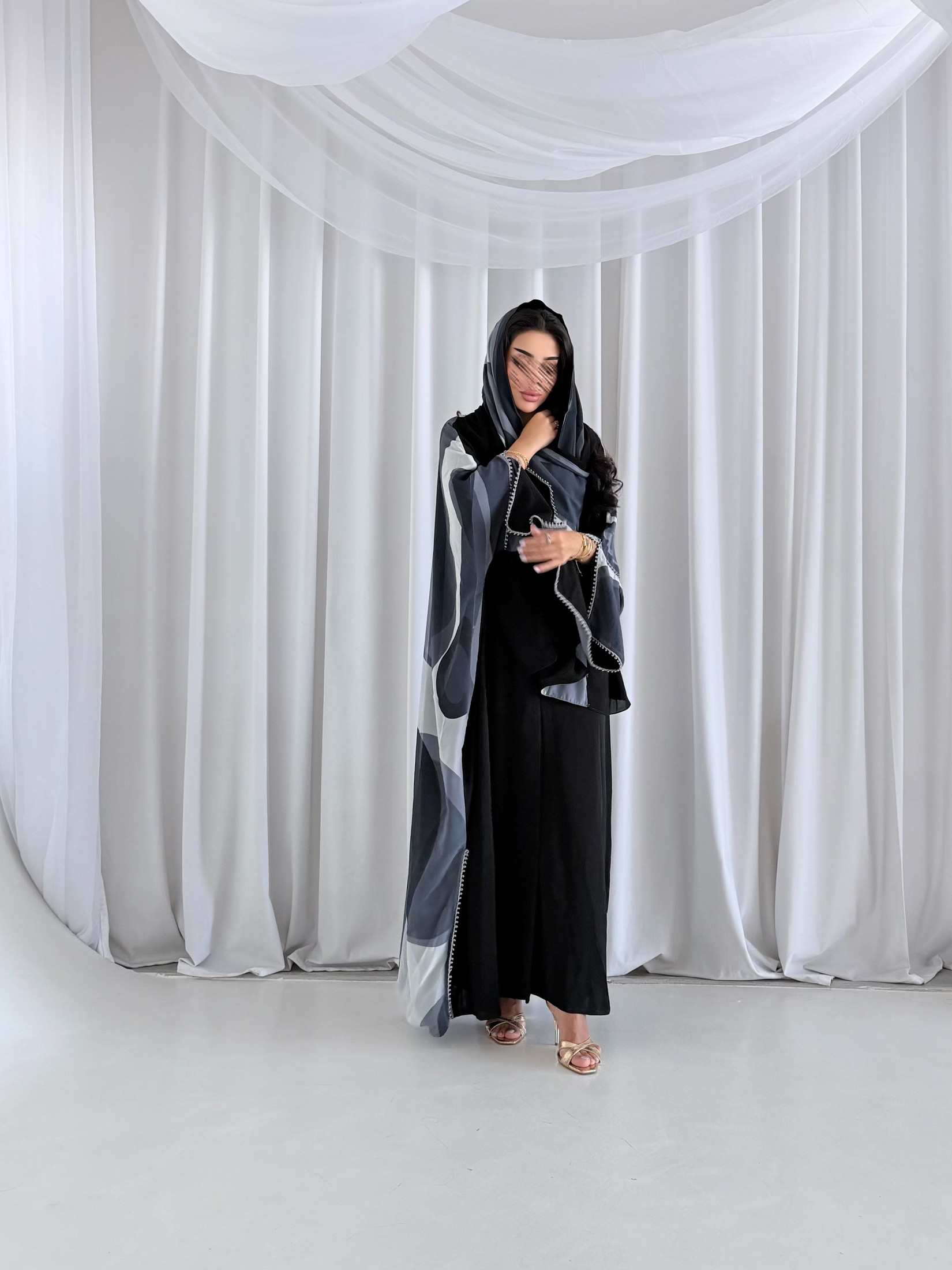 MWT5223 - عبايه اسود يومي مع تدخيلات كلفة ابيض والخلف طباعه - Aya