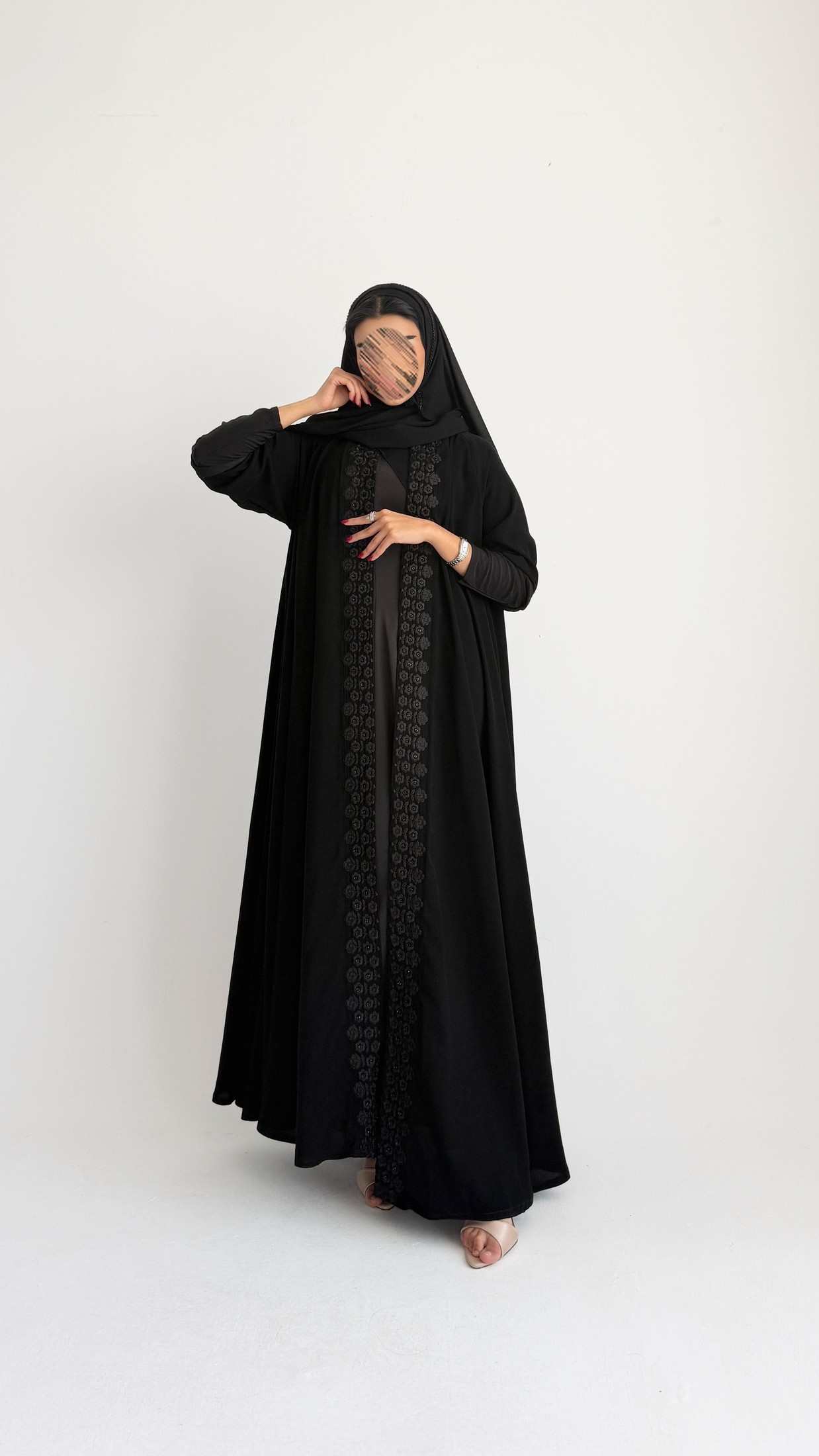 MW2205 - عبايه سوداء بقصه دبل كلوش مع اضافه تطريز - Aya