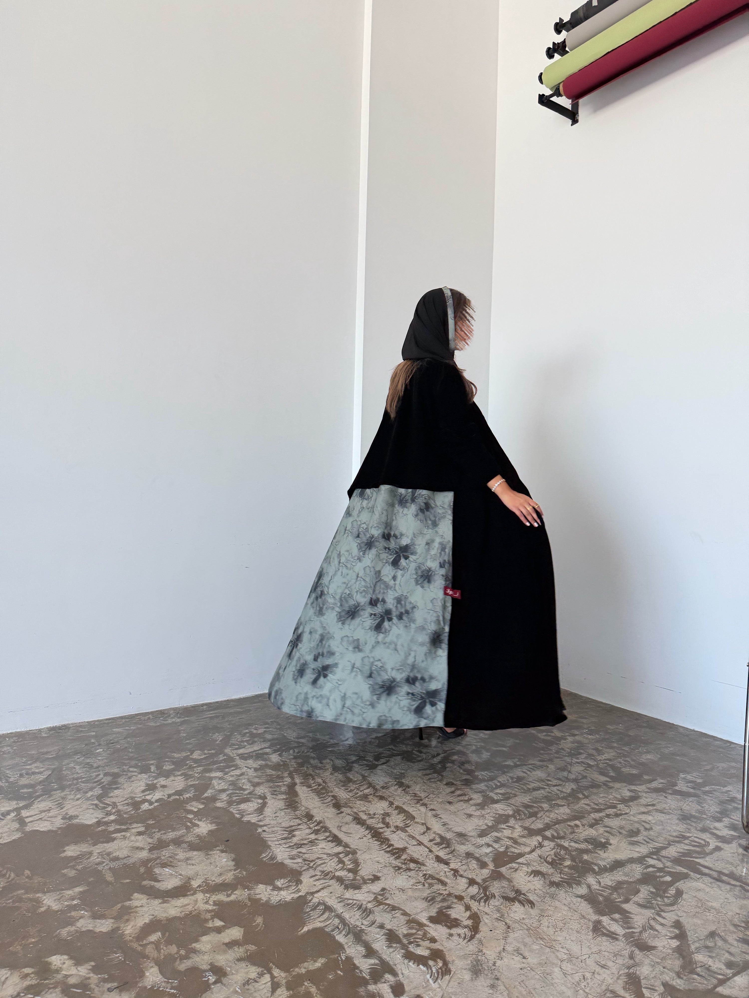 MWT959 - عباية مخمل بقصة مثلث مع اضافة حرير زيتي من الخلف