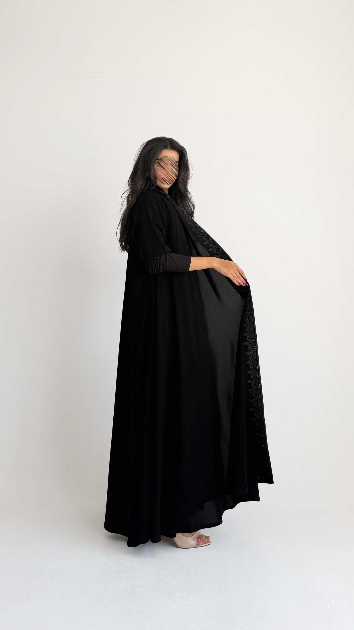 MW2204 - عبايه سوداء بقصه دبل كلوش مع اضافه تطريز - Aya