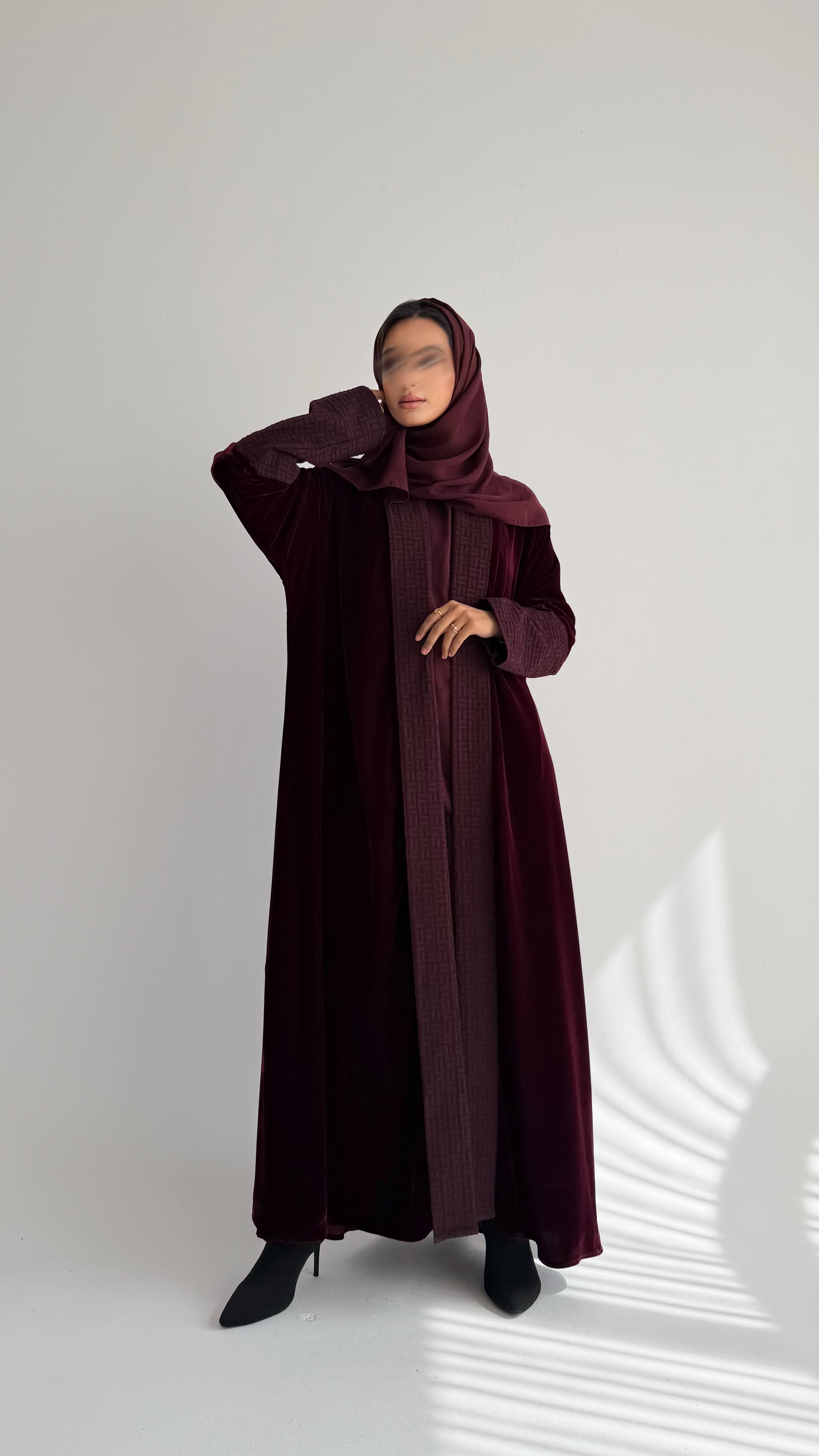 MWT814 - عباية مخمل عنابي مع تدخيلة بالامام - Aya