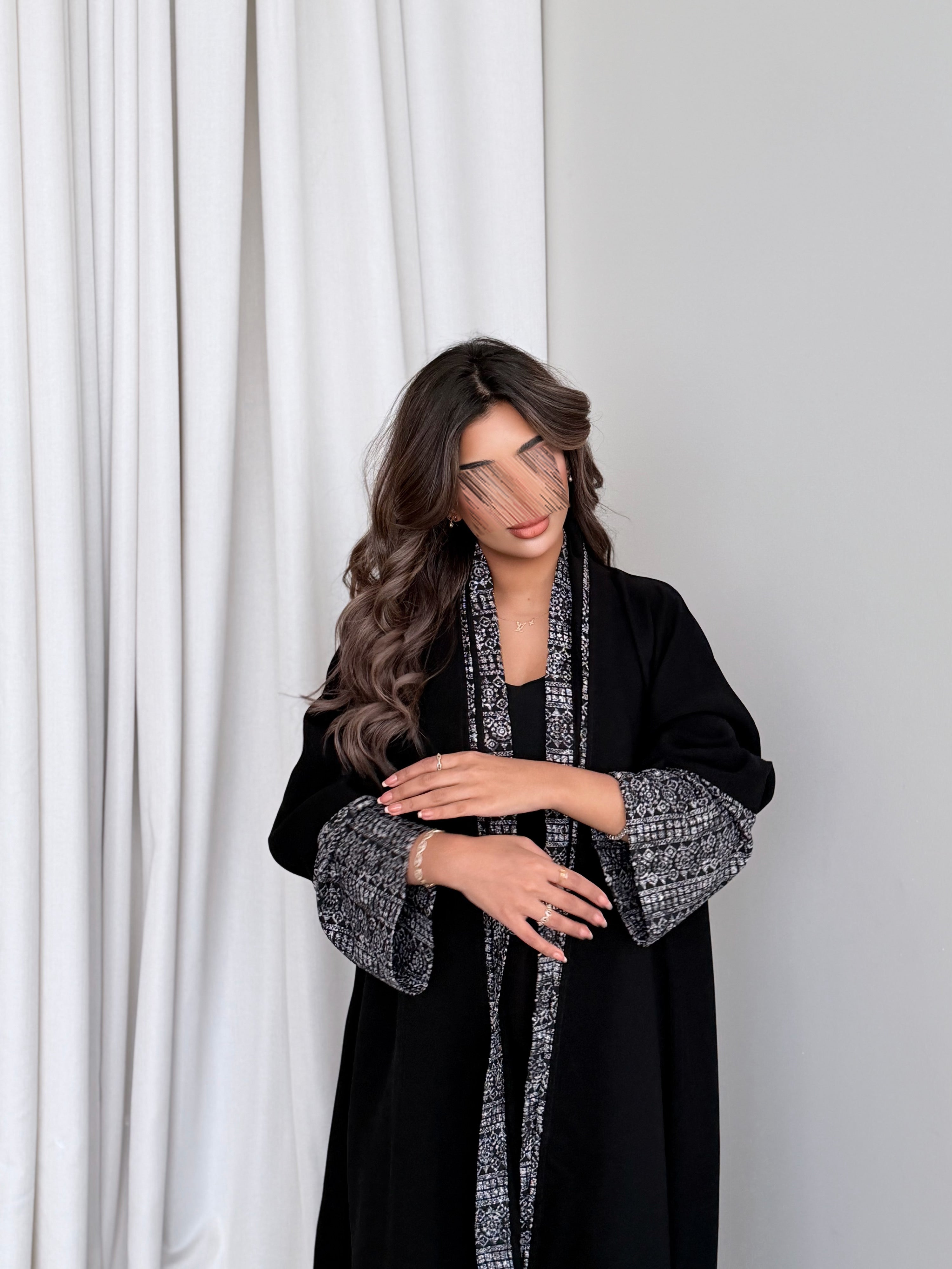 MWT769 - عباية كريب مع تدخيلة لنن هندي - Aya