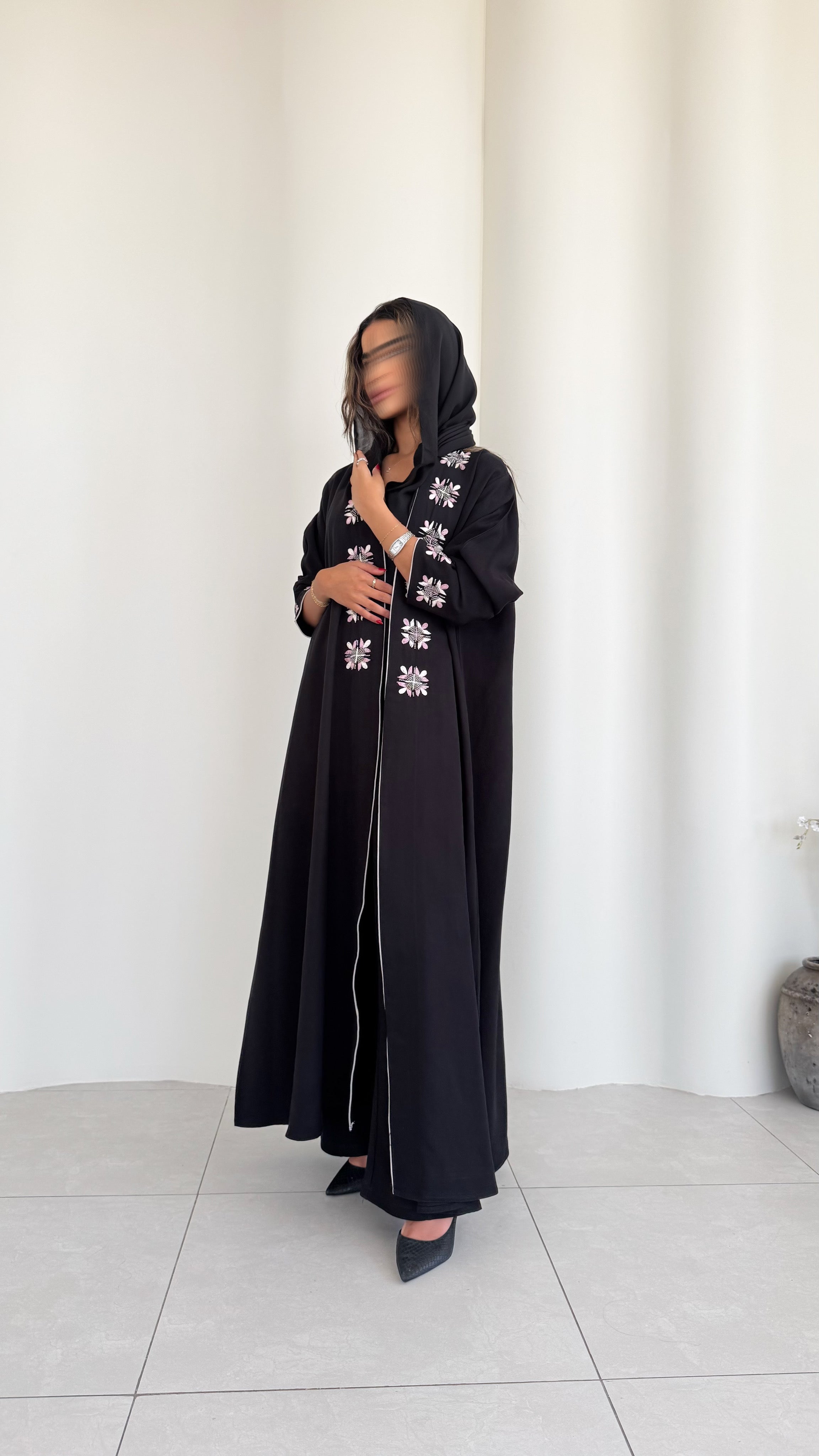 MWT345 - عباية اسود تطريز وشك باللون الوردي - Aya