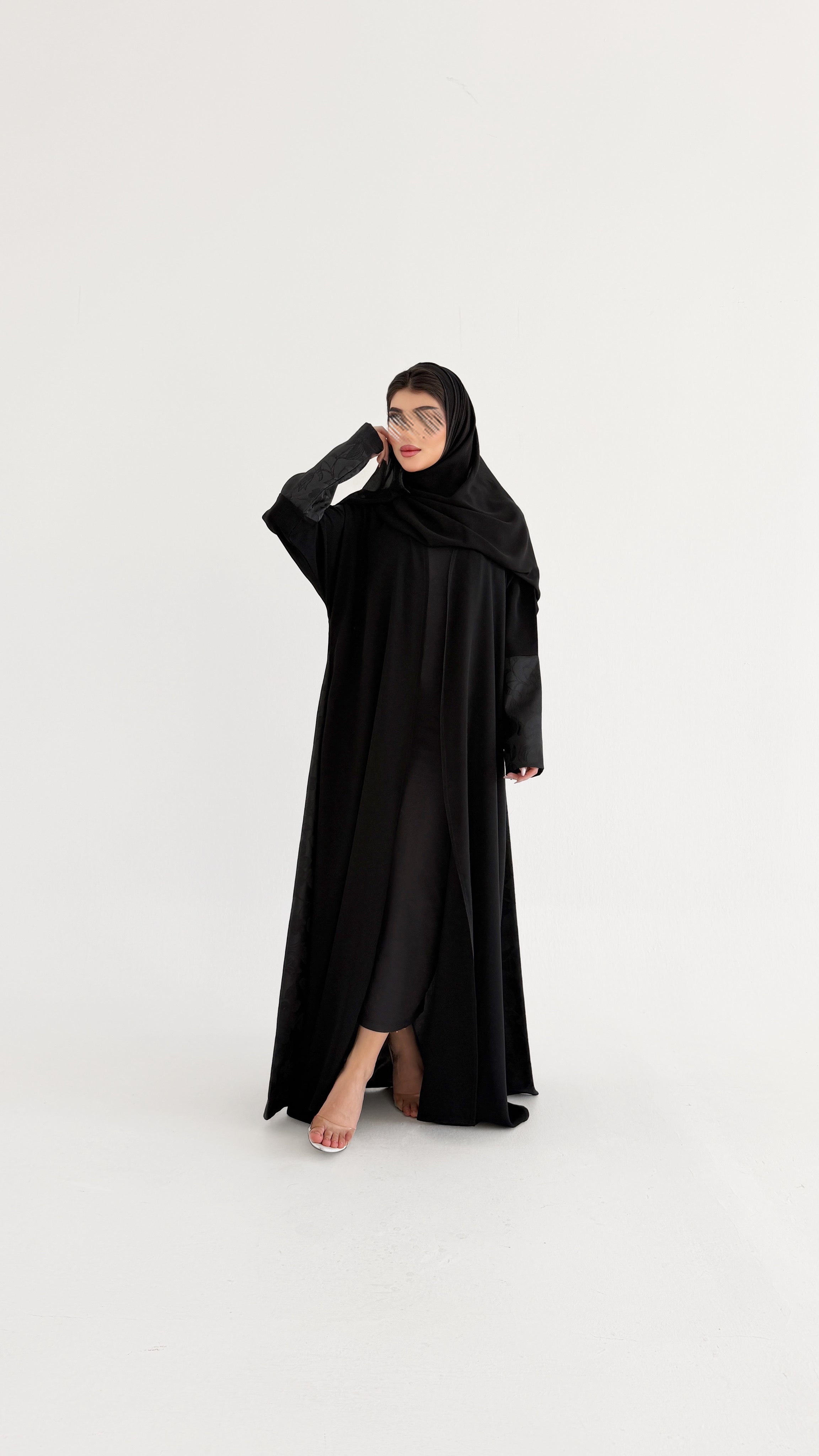 MWT1104 - عباية اسود بتدخيلة جاكار بالاكمام والجنب - Aya