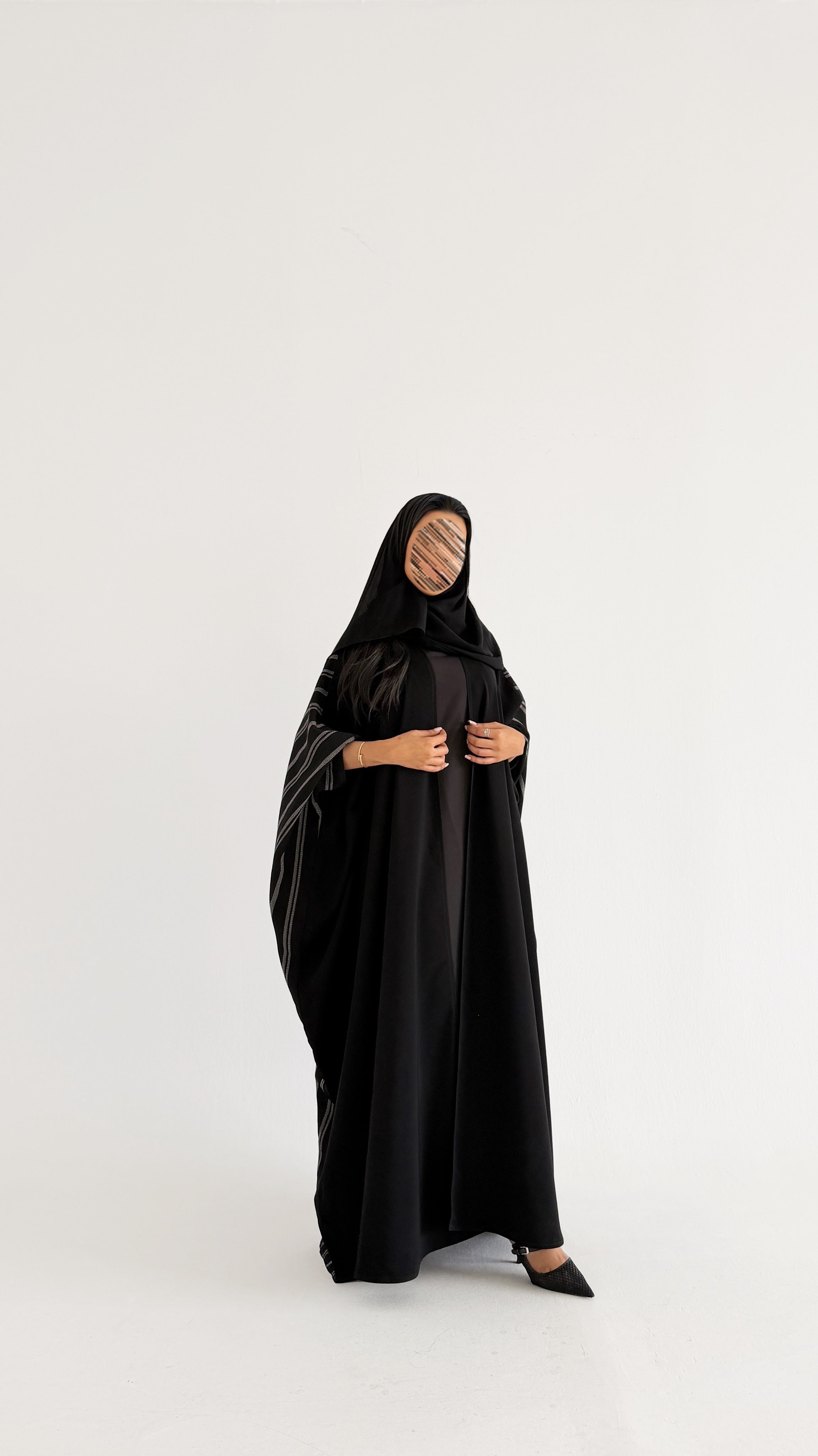 MWT1147 - عباية سوداء بتدخيلة مخطط - Aya