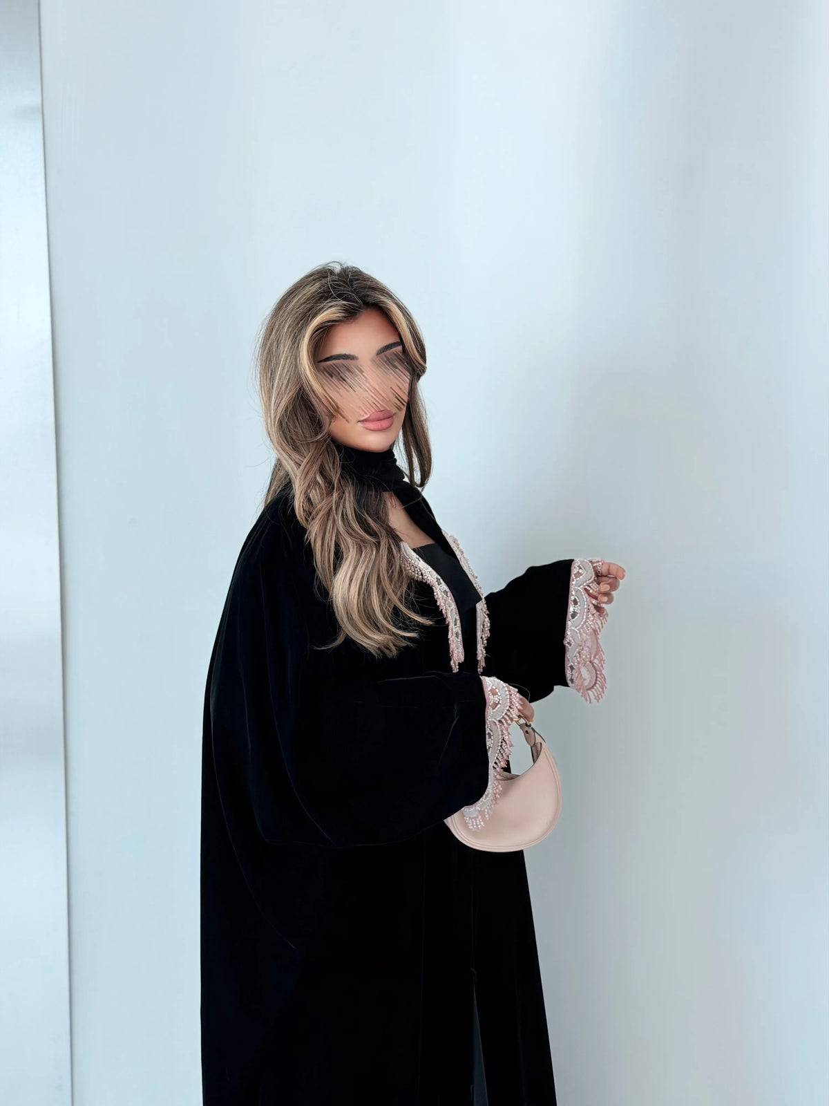 MWT5262 - مخمل اسود بتفاصيل آنوثية ناعمة و كمية محدودة - Aya