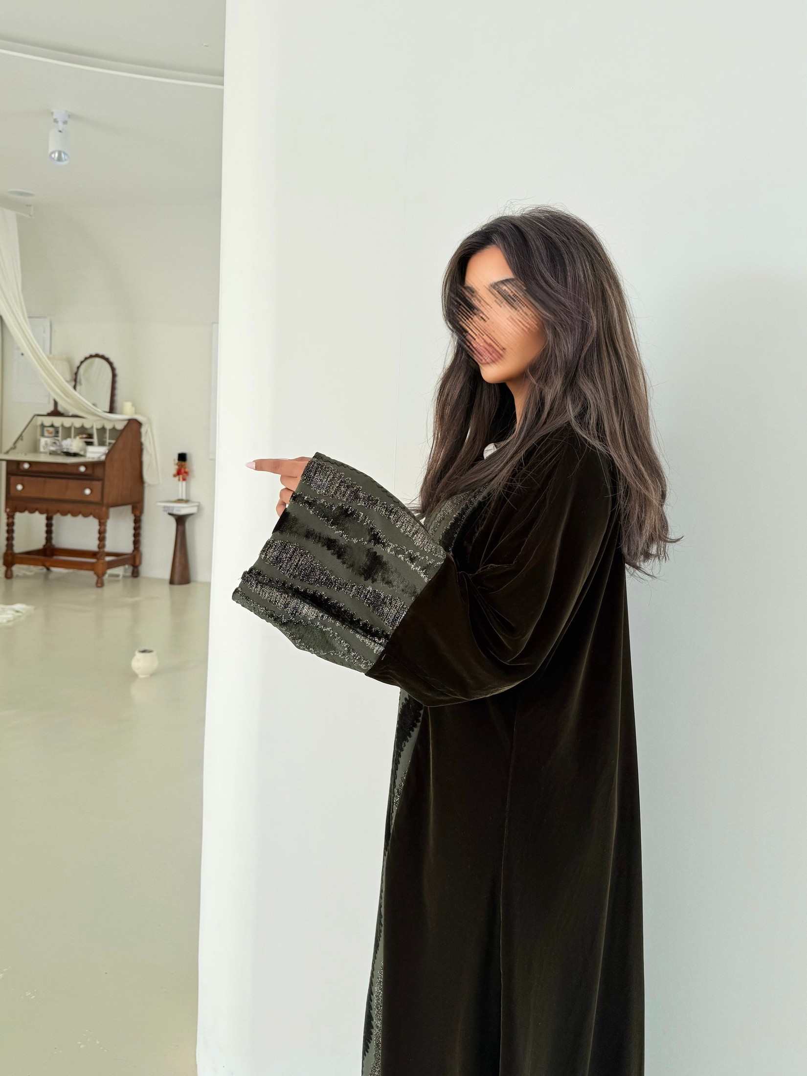 MWT973 - عباية مخمل مع تدخيلة مخمل شيفرن بالاكمام والامام - Aya