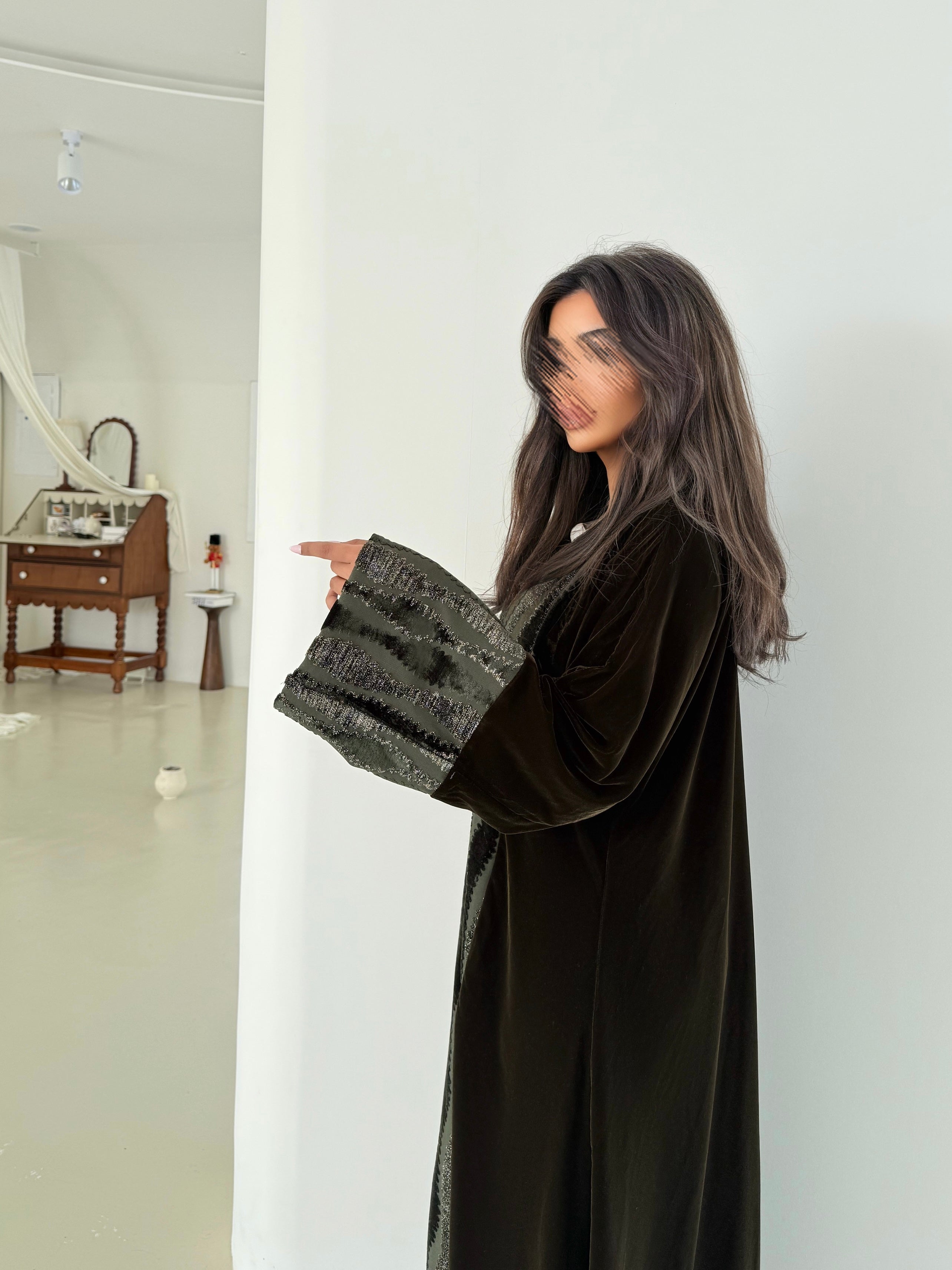 MW645 - Light Crepe Standing with Jacquard Half-Cloche