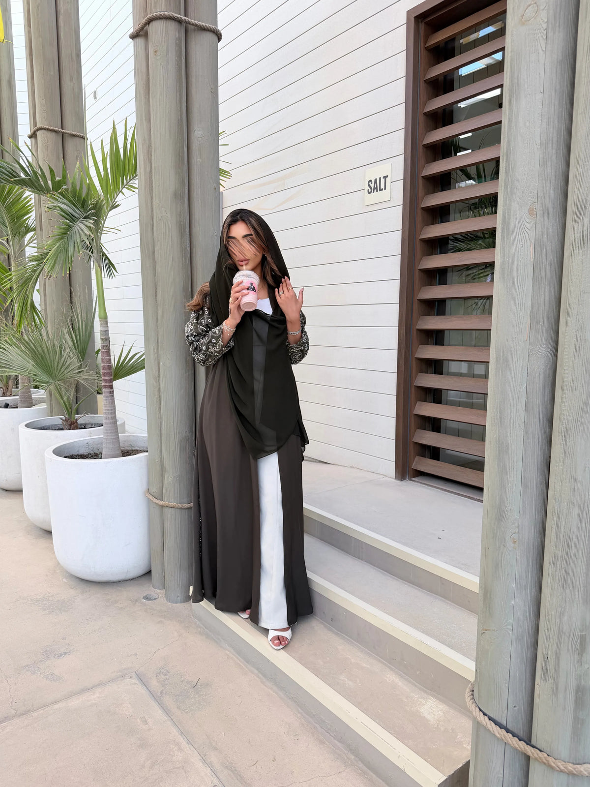 MWT767 - عباية كريب مع تدخيلة لنن هندي - Aya