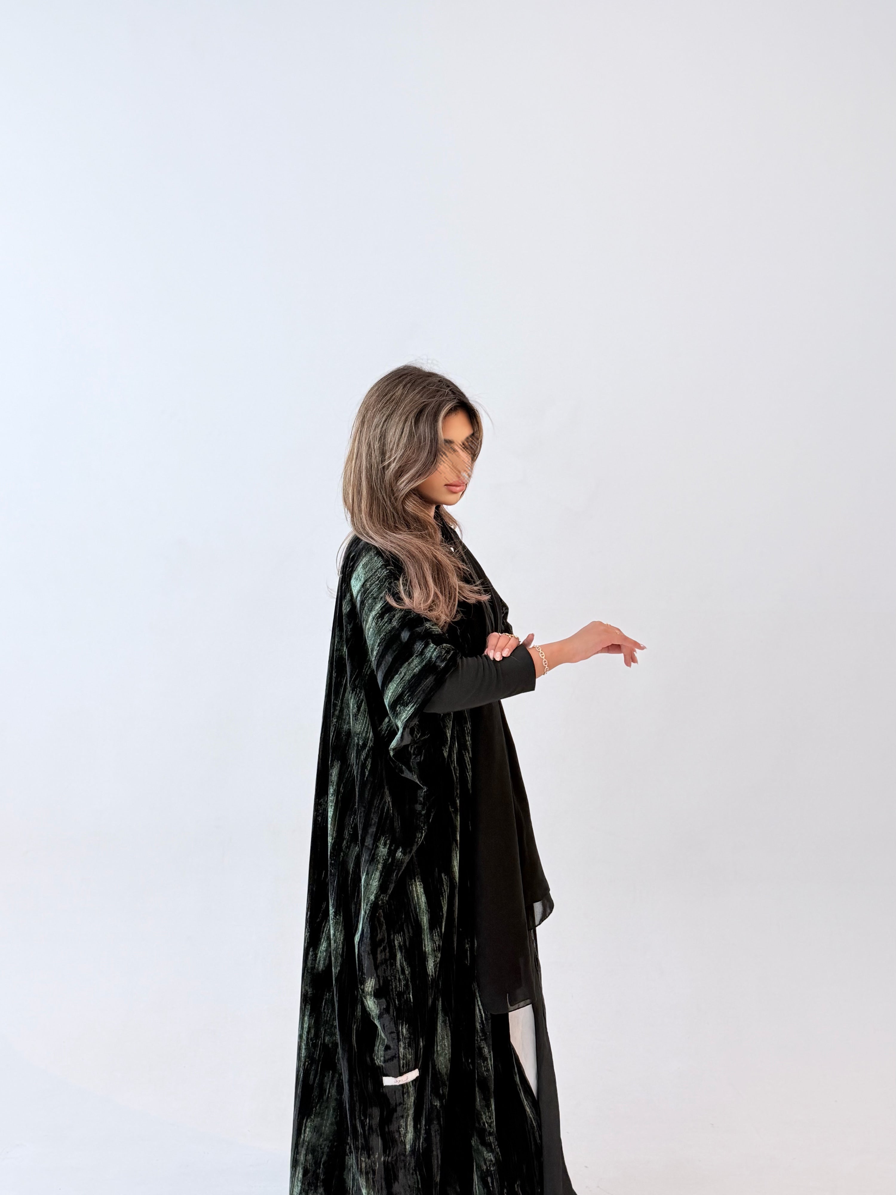 MWT997 - عبايةمخمل ملون نص بشت اكمام ستريتش - Aya