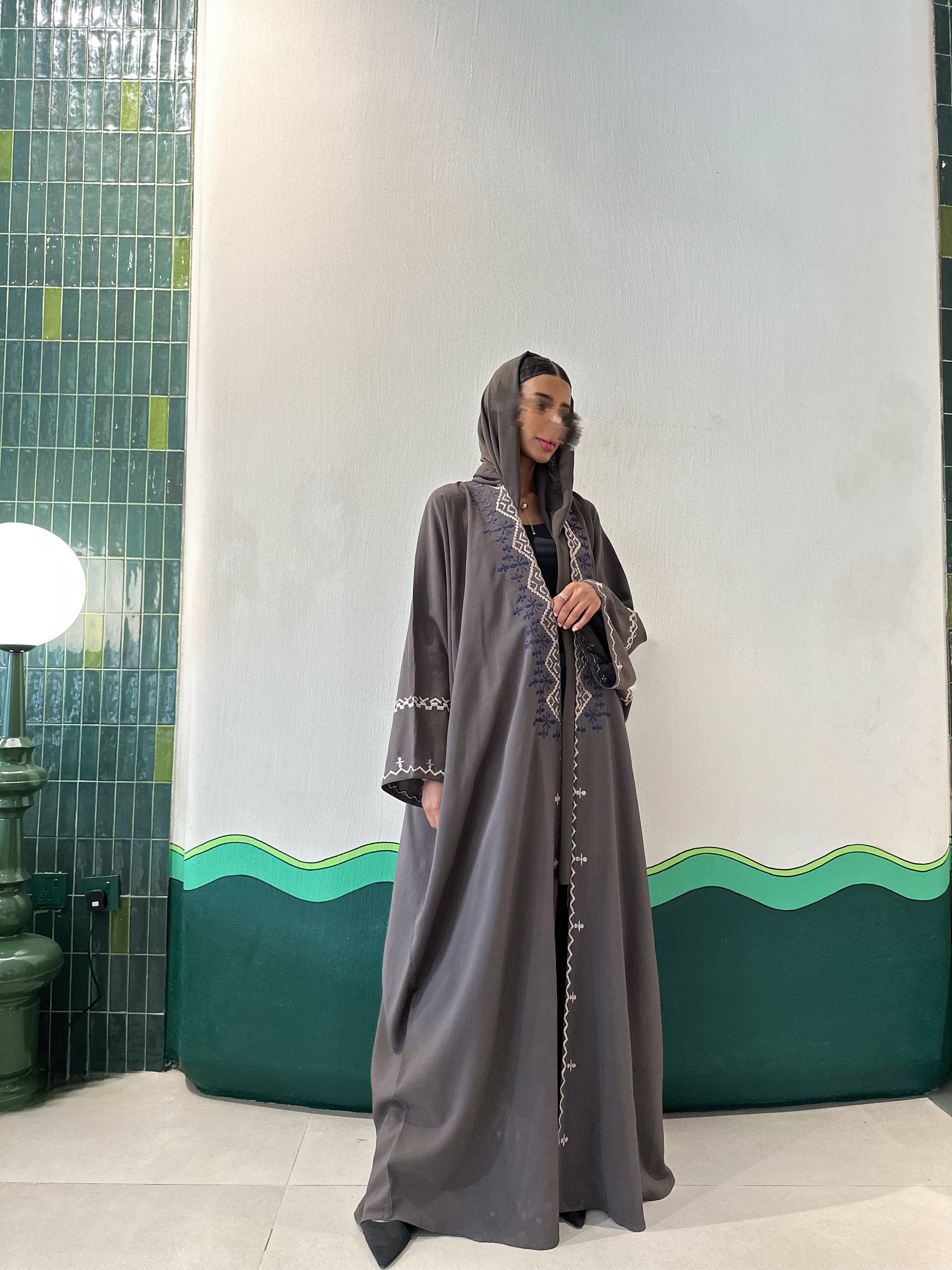 MWT363 - عباية بني تطريز كحلي وبيج