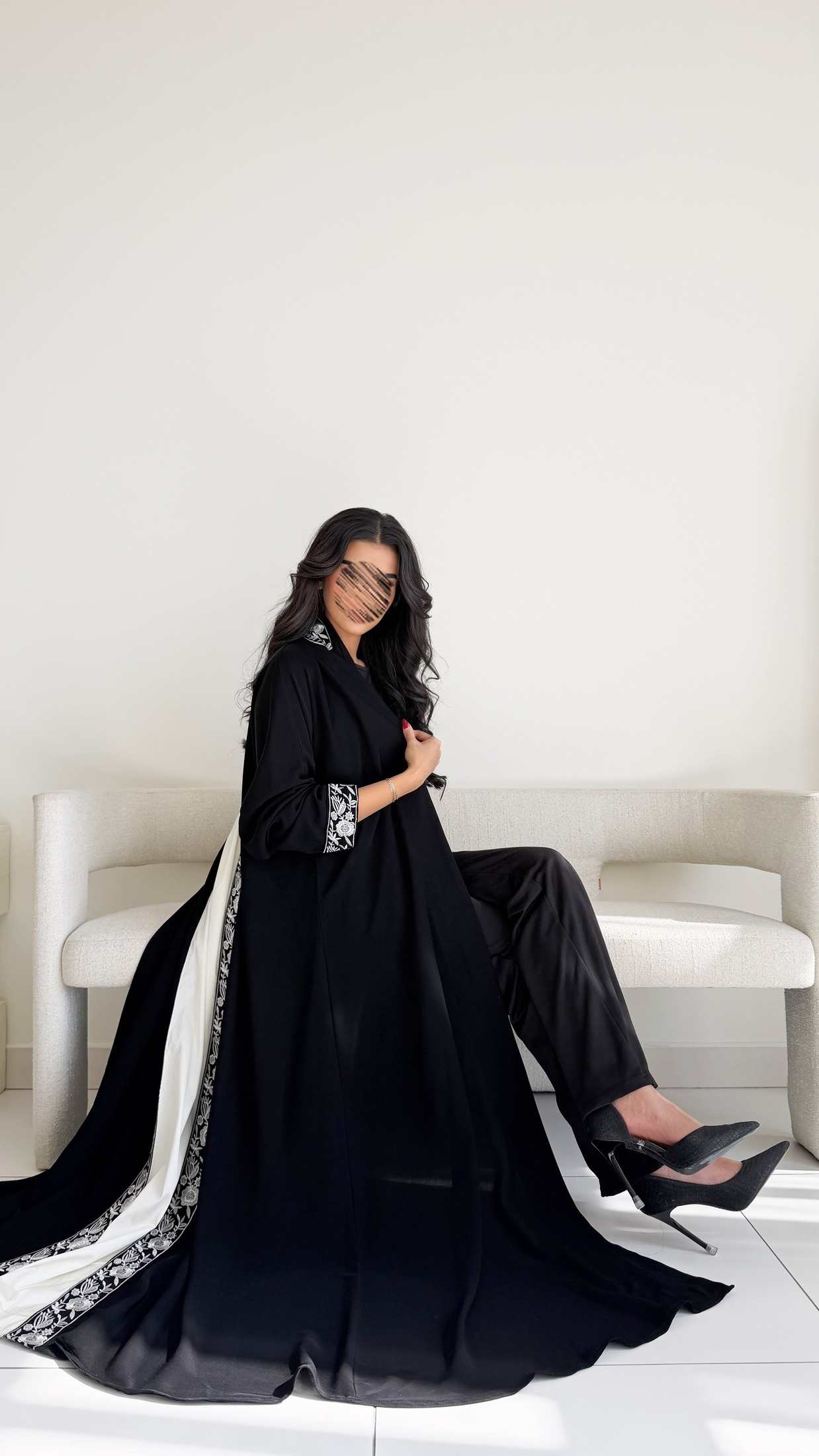MWT1017 - عبايه مع تدخيله كلفة بتطريز ورد اسود - Aya
