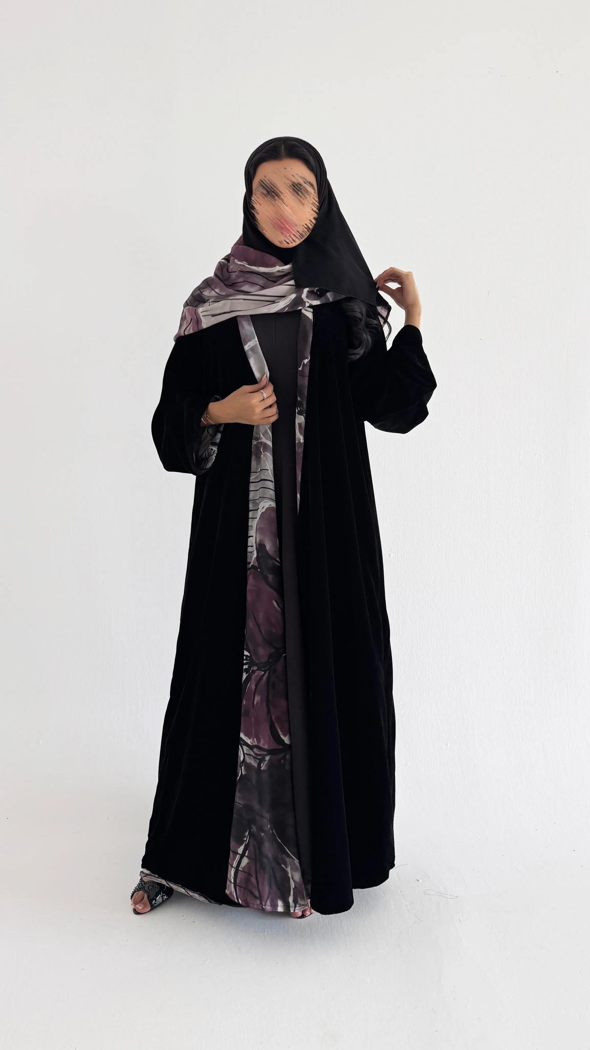 MWT2186 - عبايه دبل فيس مخمل أسود مع طباعه شتوية شيفون - Aya