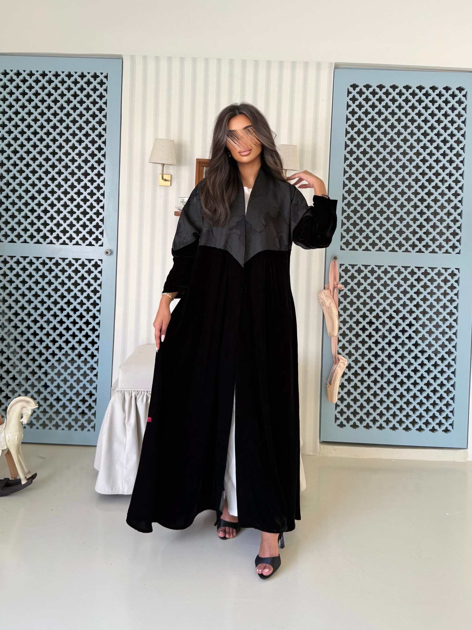 MWT968 - عباية مخمل مع تدخيلة جاكار من فوق - Aya