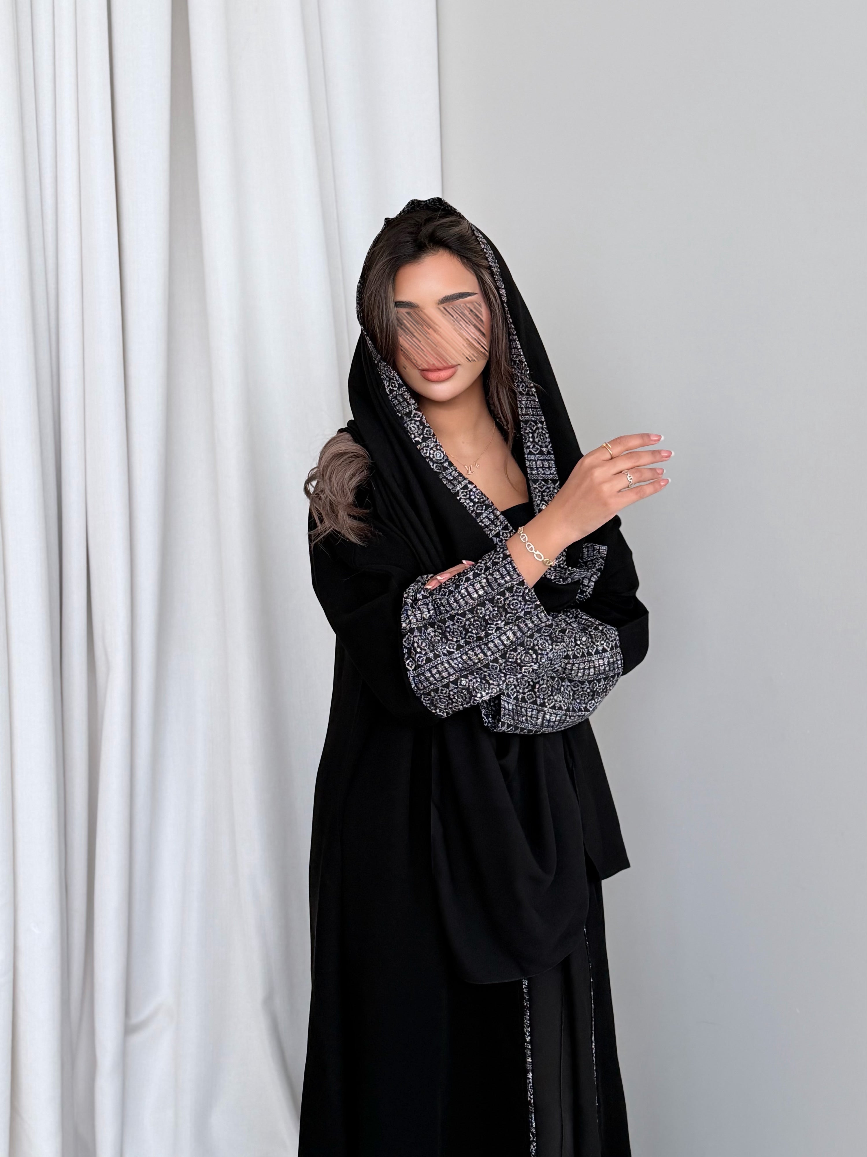 MWT769 - عباية كريب مع تدخيلة لنن هندي - Aya