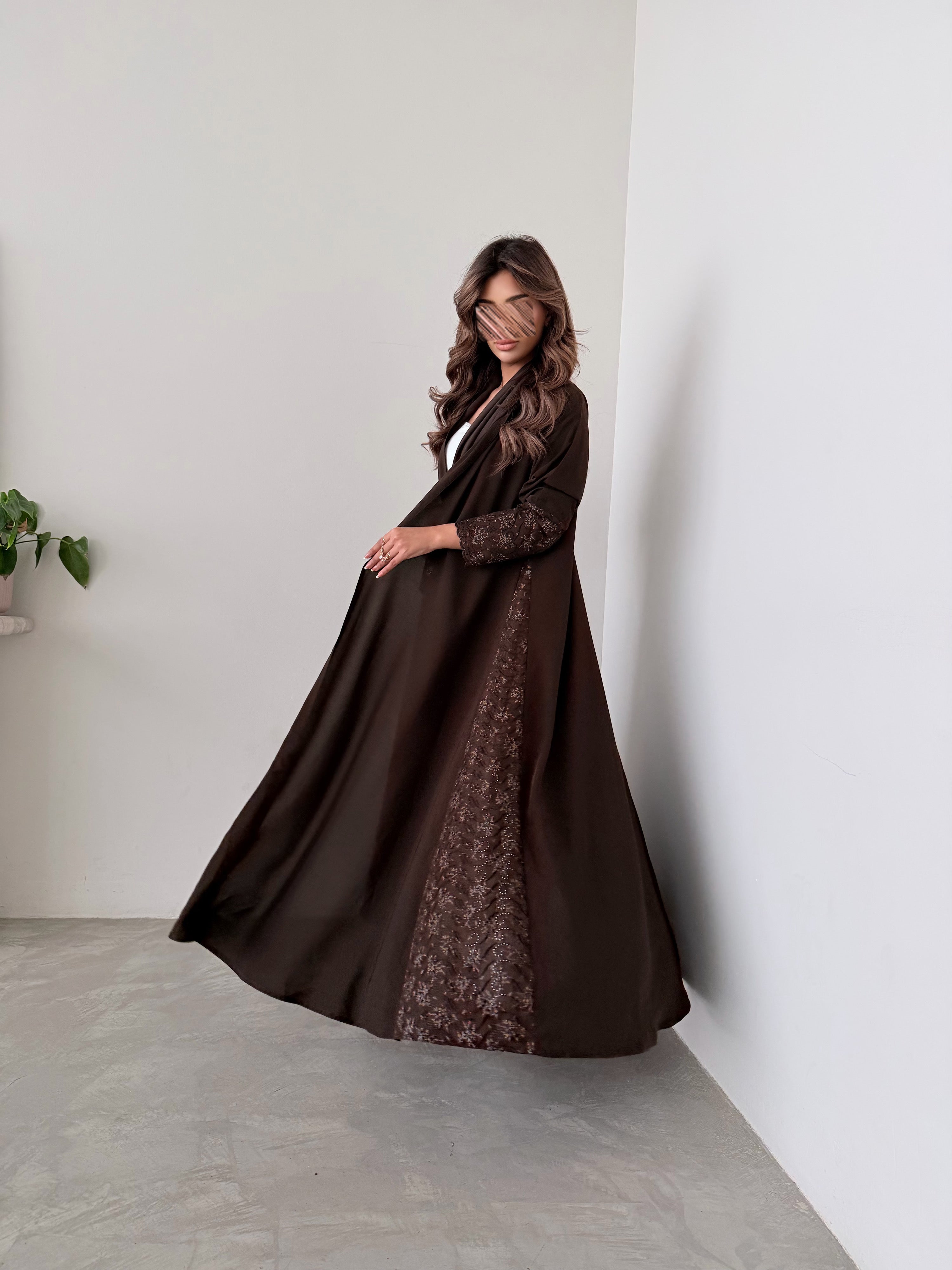 MWT782 - عباية بنية مع ركامة بنية موردة - Aya