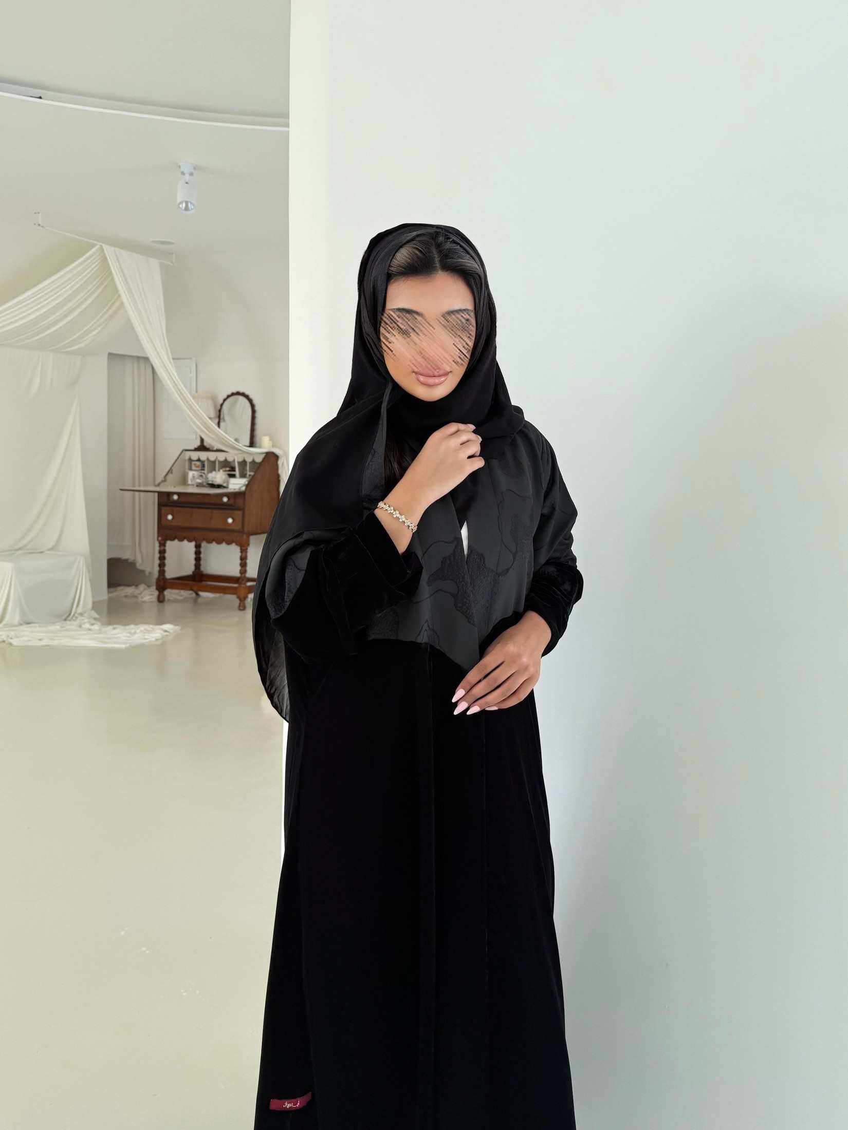 MWT968 - عباية مخمل مع تدخيلة جاكار من فوق - Aya