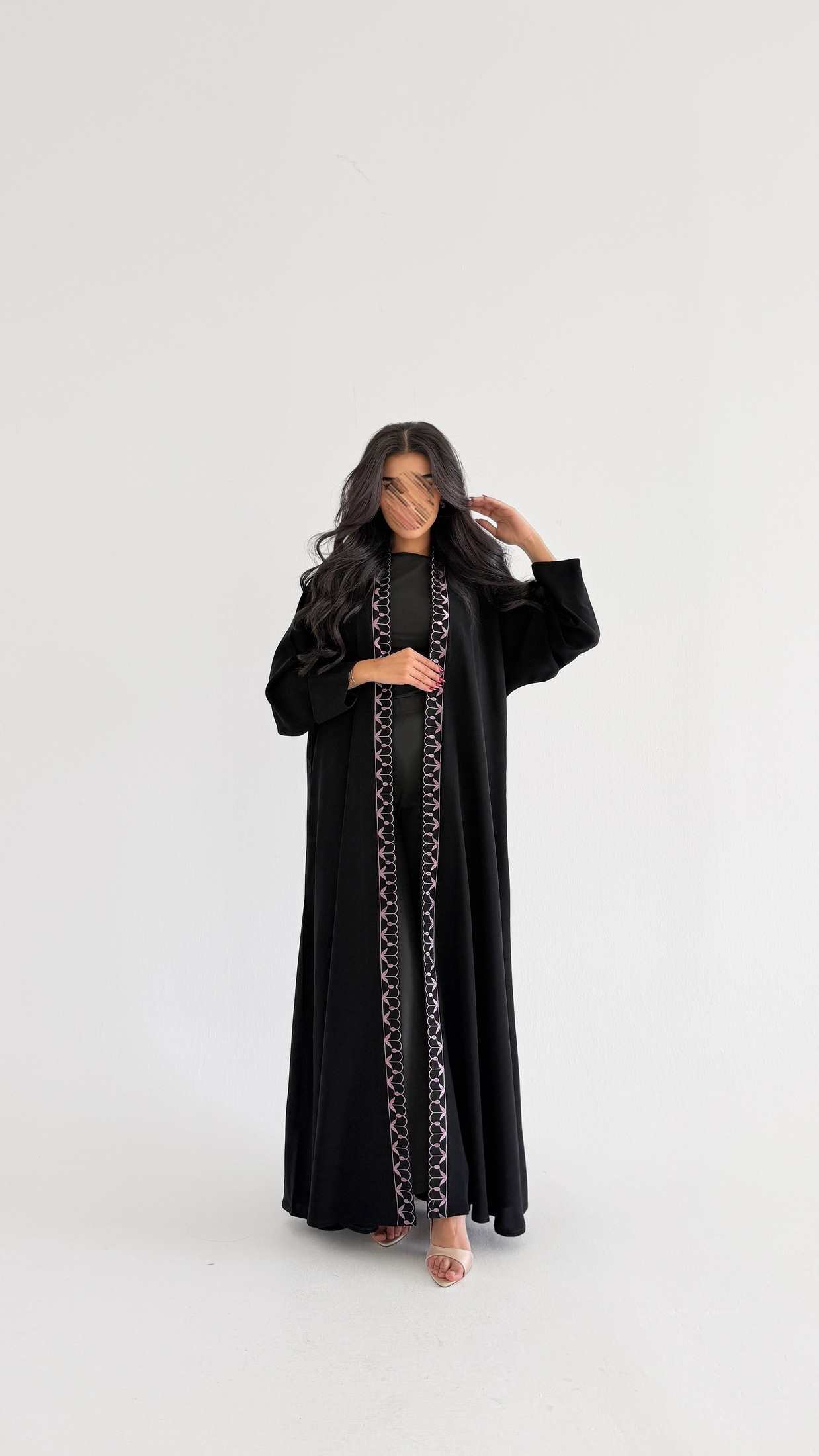MWT1018 - عبايه اسود مع تطريز من الامام - Aya