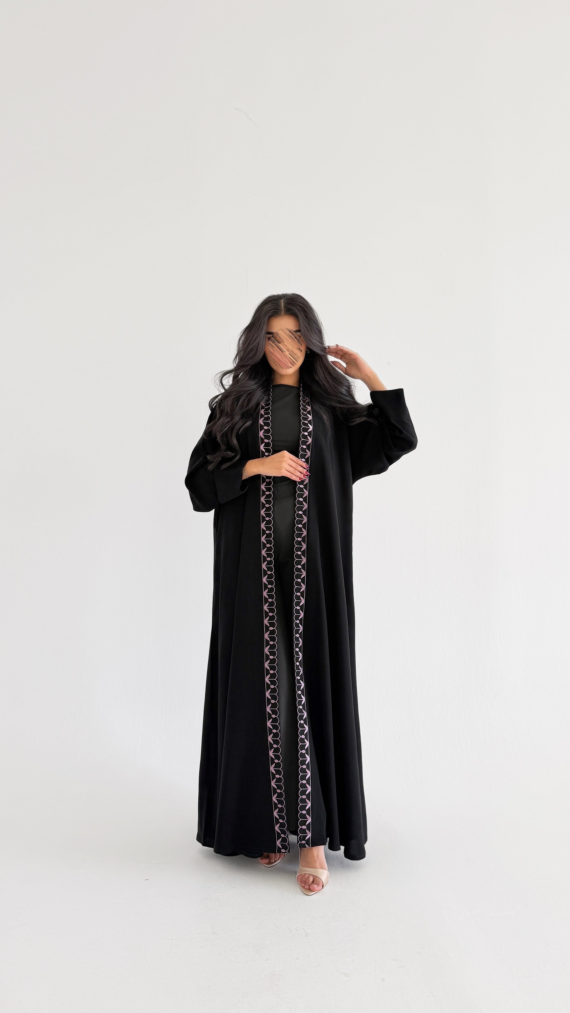 MWT1018 - عبايه اسود مع تطريز من الامام - Aya