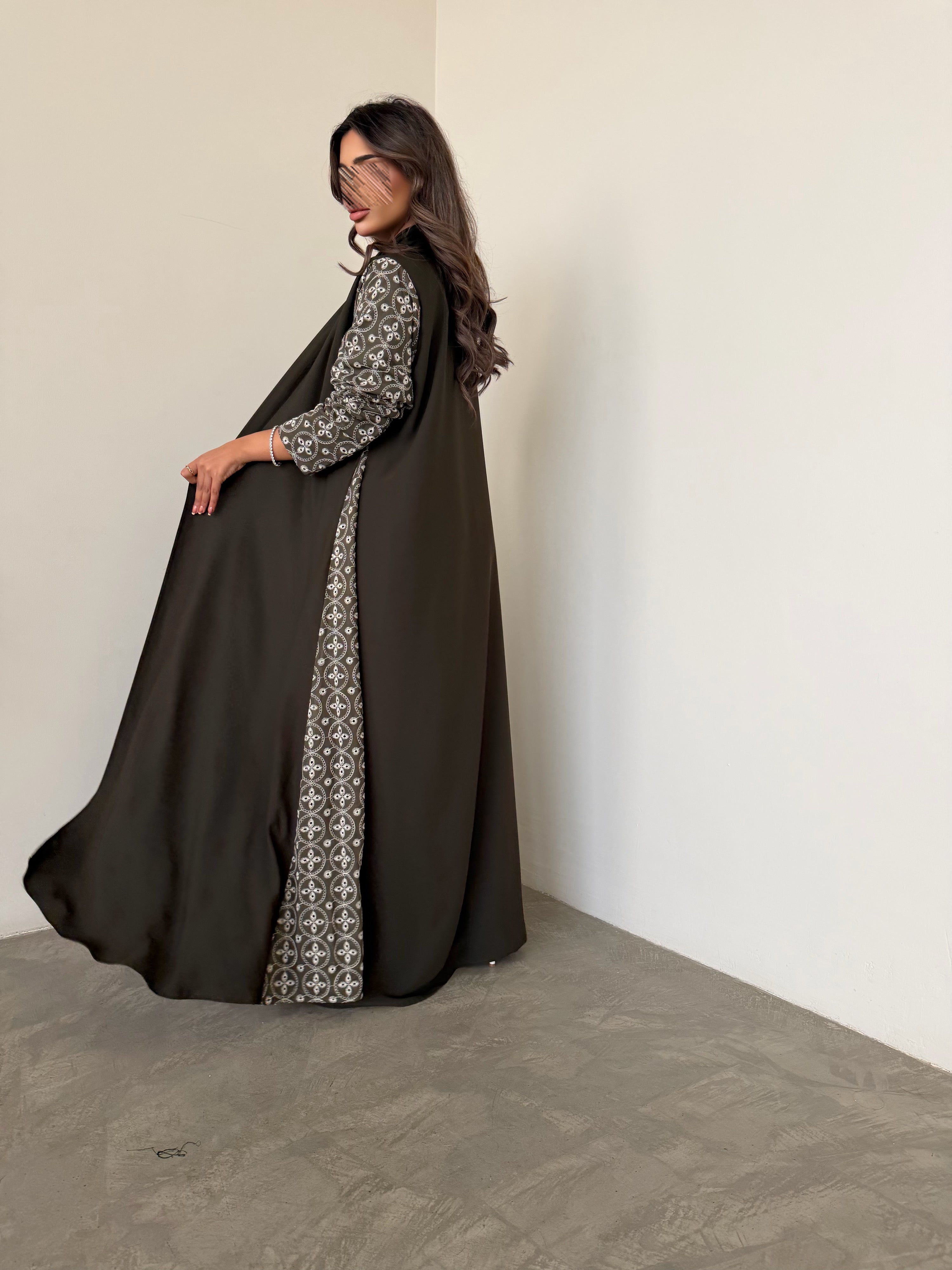 MWT767 - عباية كريب مع تدخيلة لنن هندي - Aya