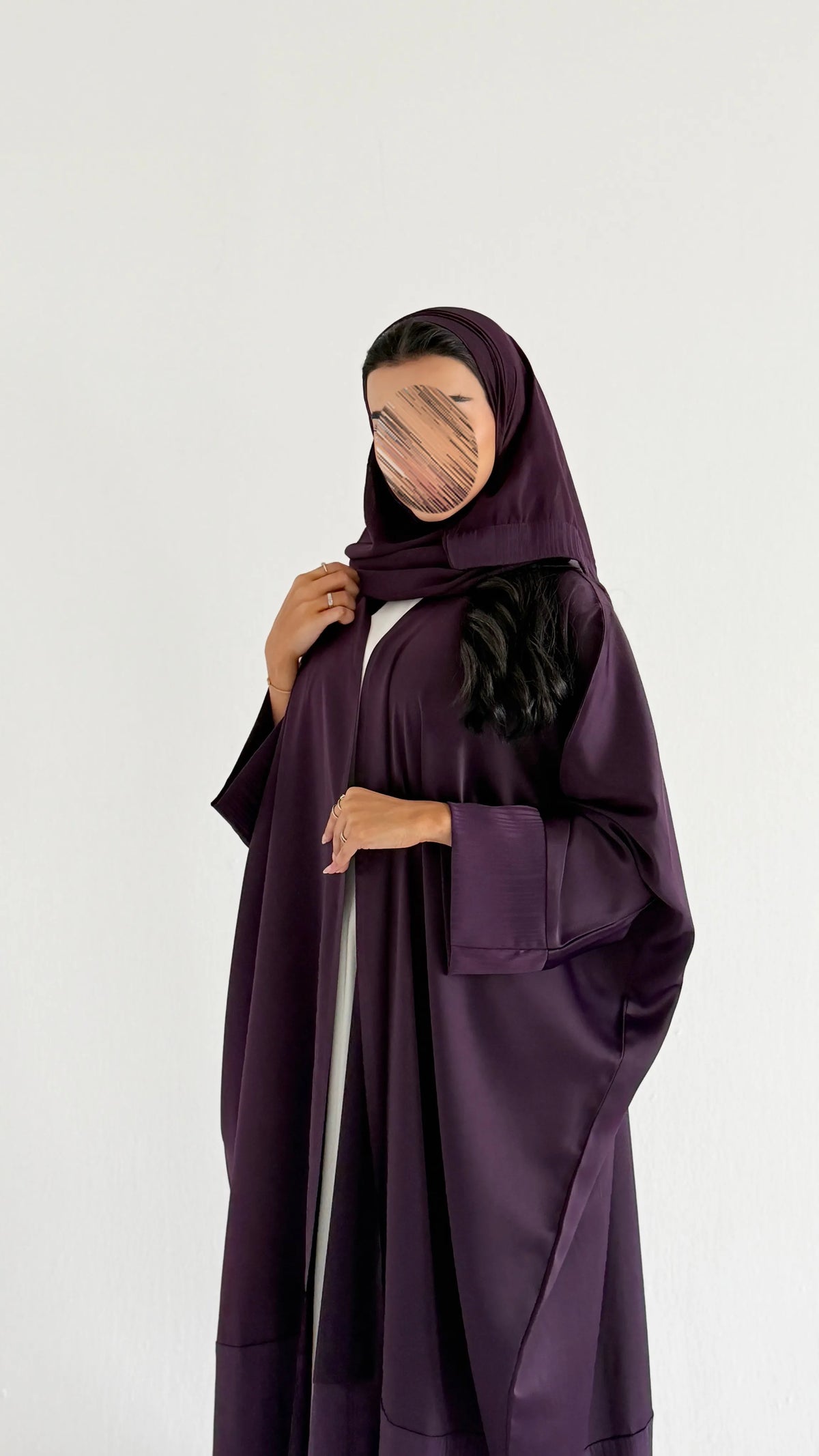 MWT1290 - عباية ساده بتدخيلة مخطط - Aya