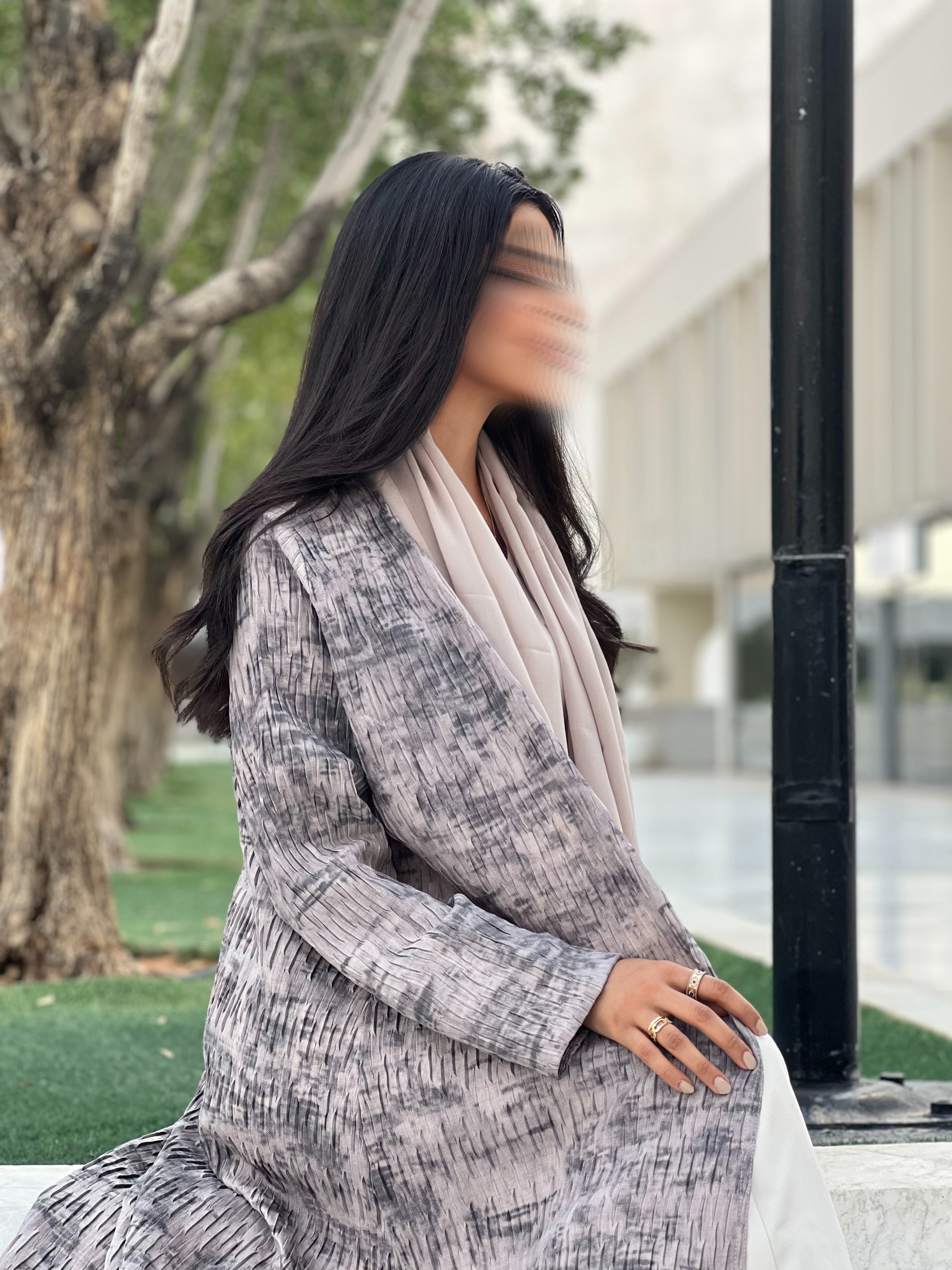 MW1608 - عباية كريب مكسر رمادي مدموج بأسود - Aya