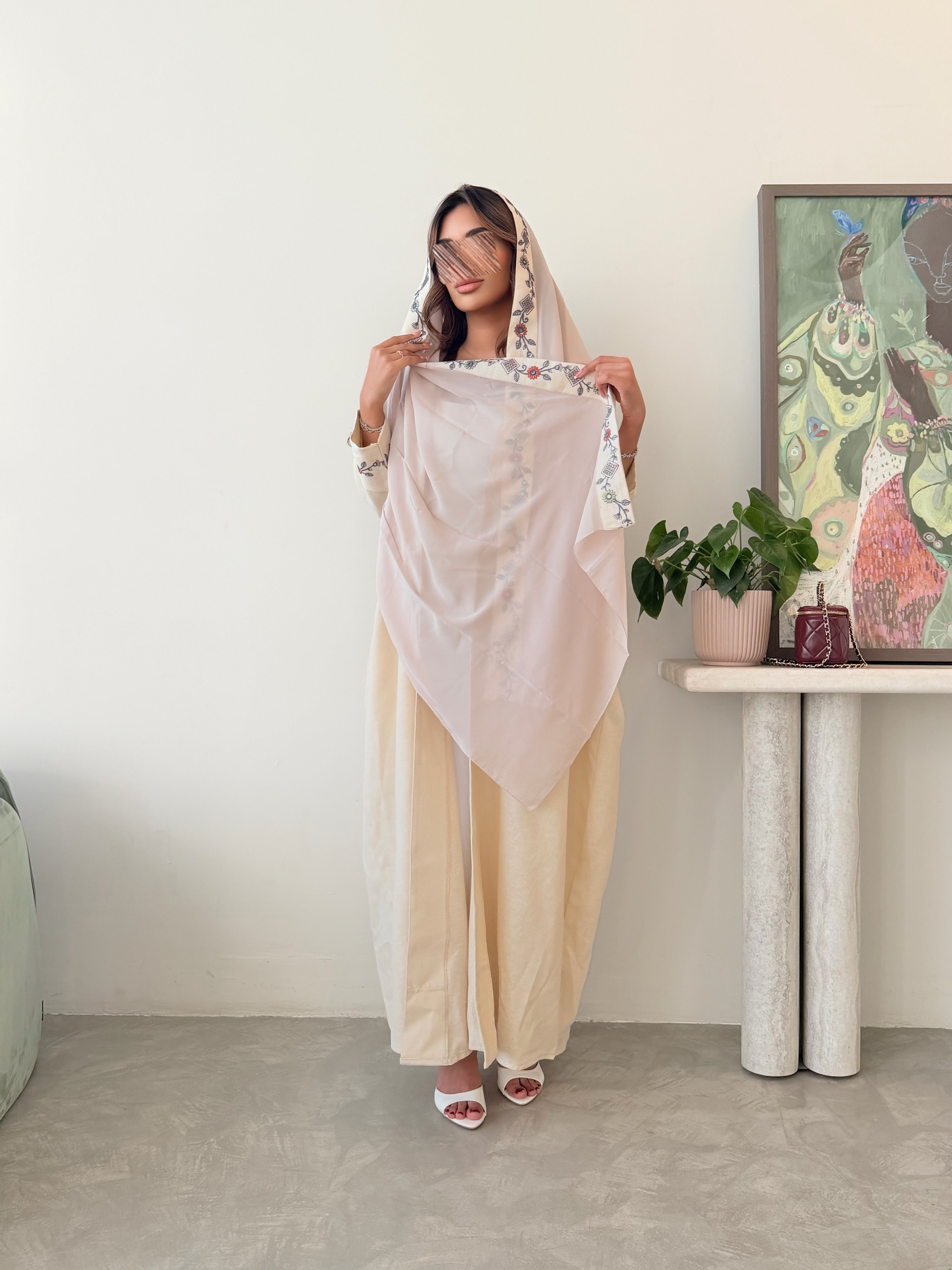 MWT5027 - لينن بيج قصة نص بشت مع قماش مطرز بالأكمام والأمام - Aya