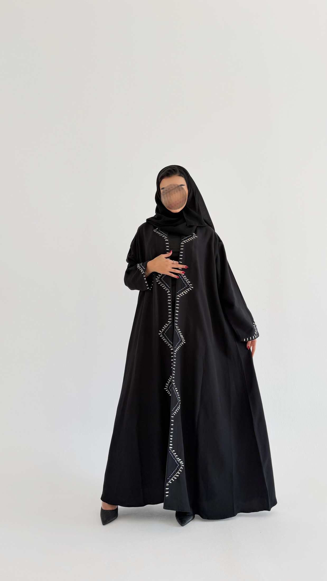 MWT347 - عباية اسود تطريز شك اطراف كحلي - Aya