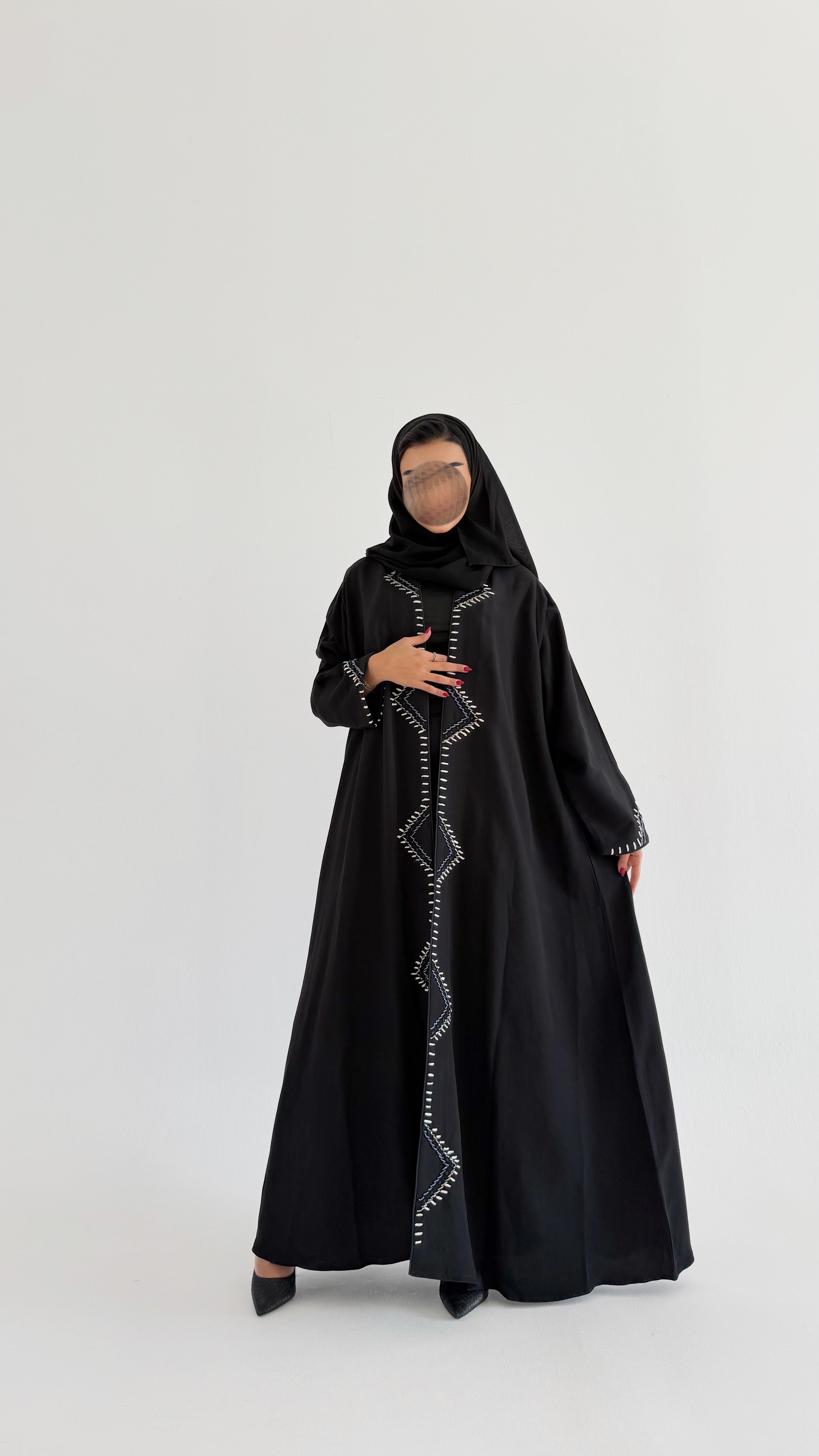 MWT347 - عباية اسود تطريز شك اطراف كحلي