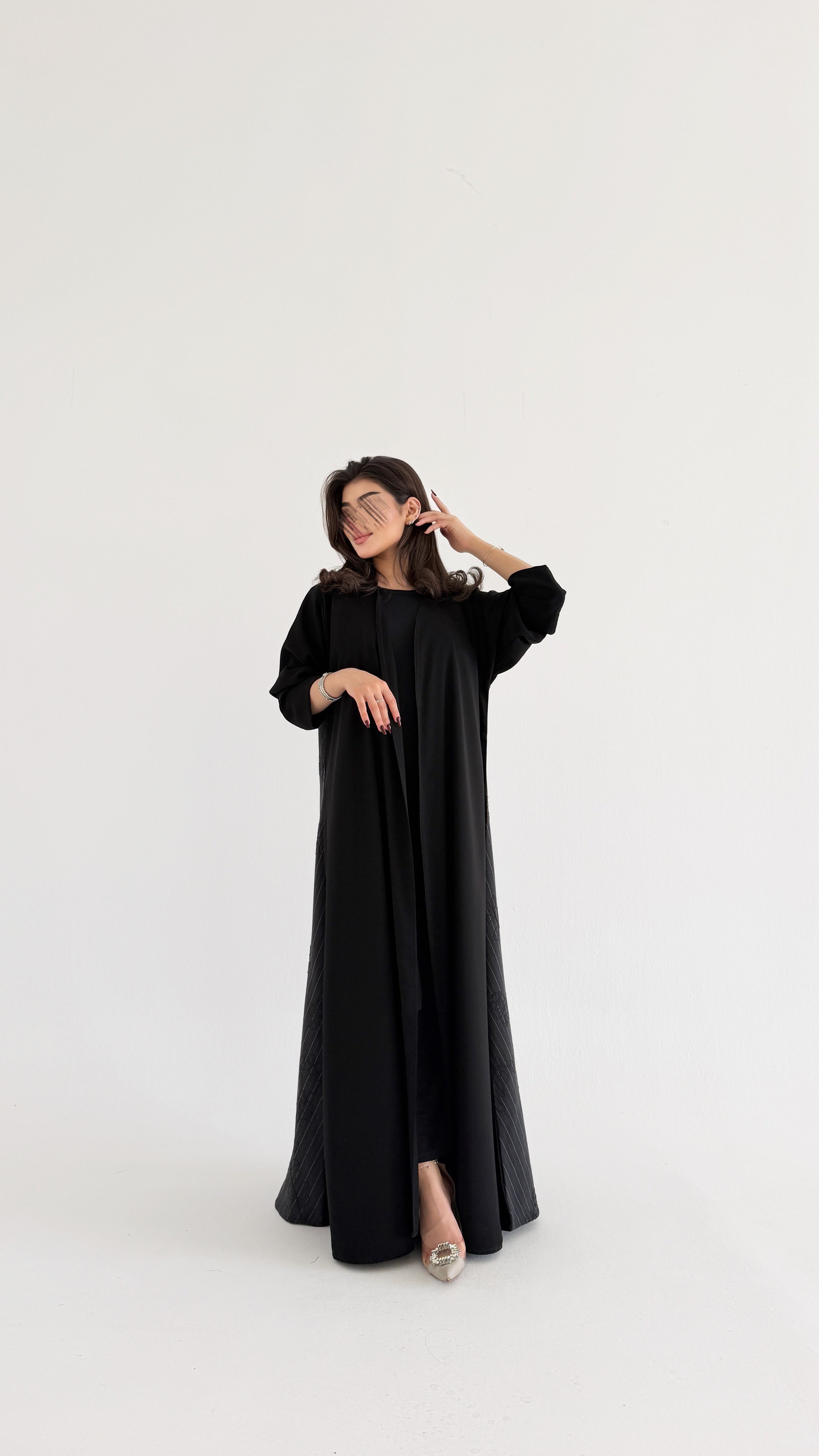 MW2107 - عباية كريب مع اضافة راقية من الجاكار انيقة بقصه نص كلوش عصرية - Aya