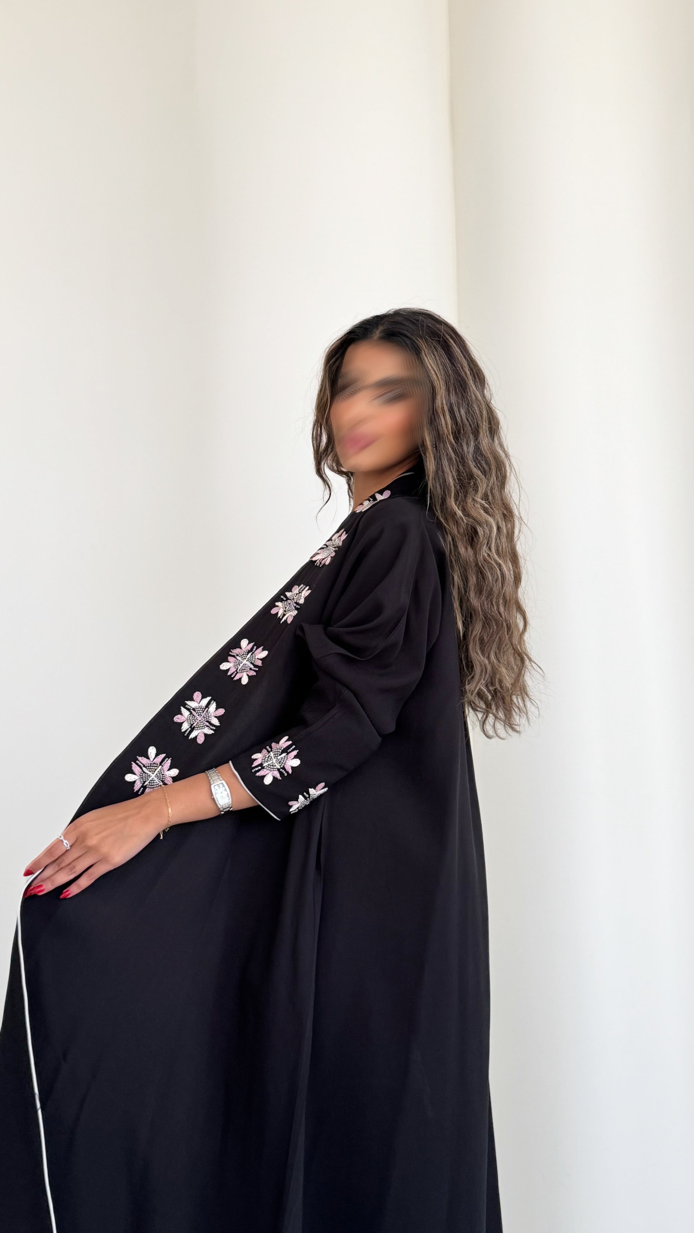 MWT345 - عباية اسود تطريز وشك باللون الوردي - Aya