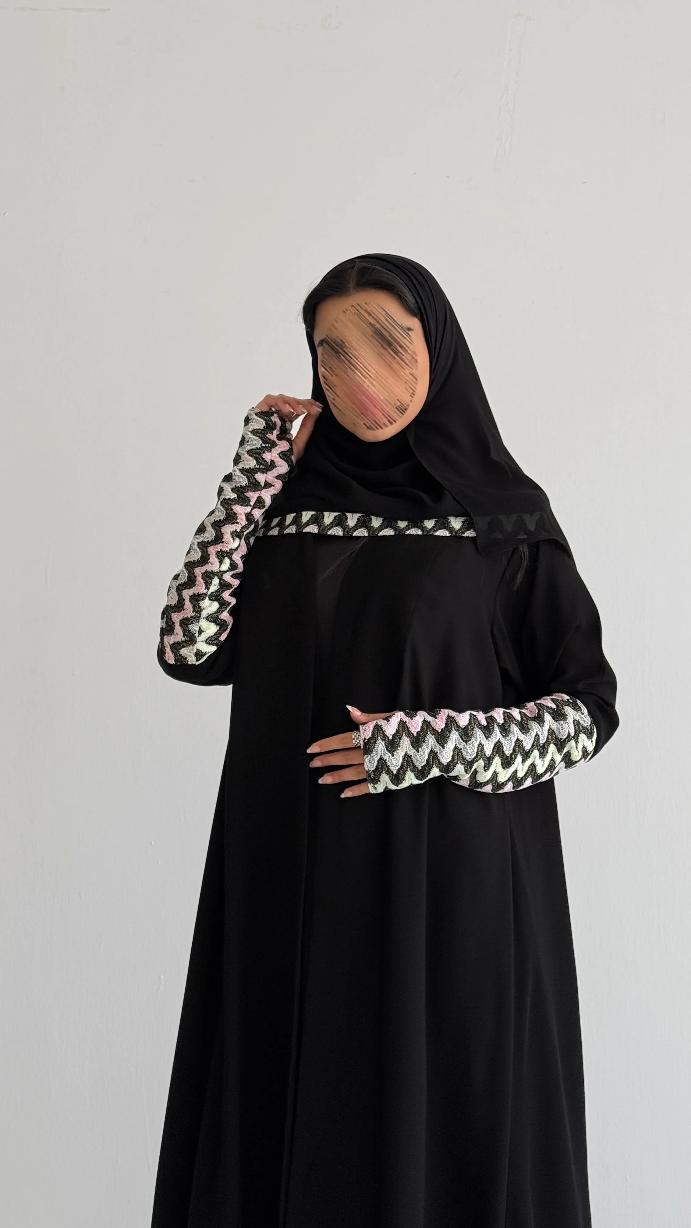 MW434 - عباية سوداء مع فتحة اصبع - Aya