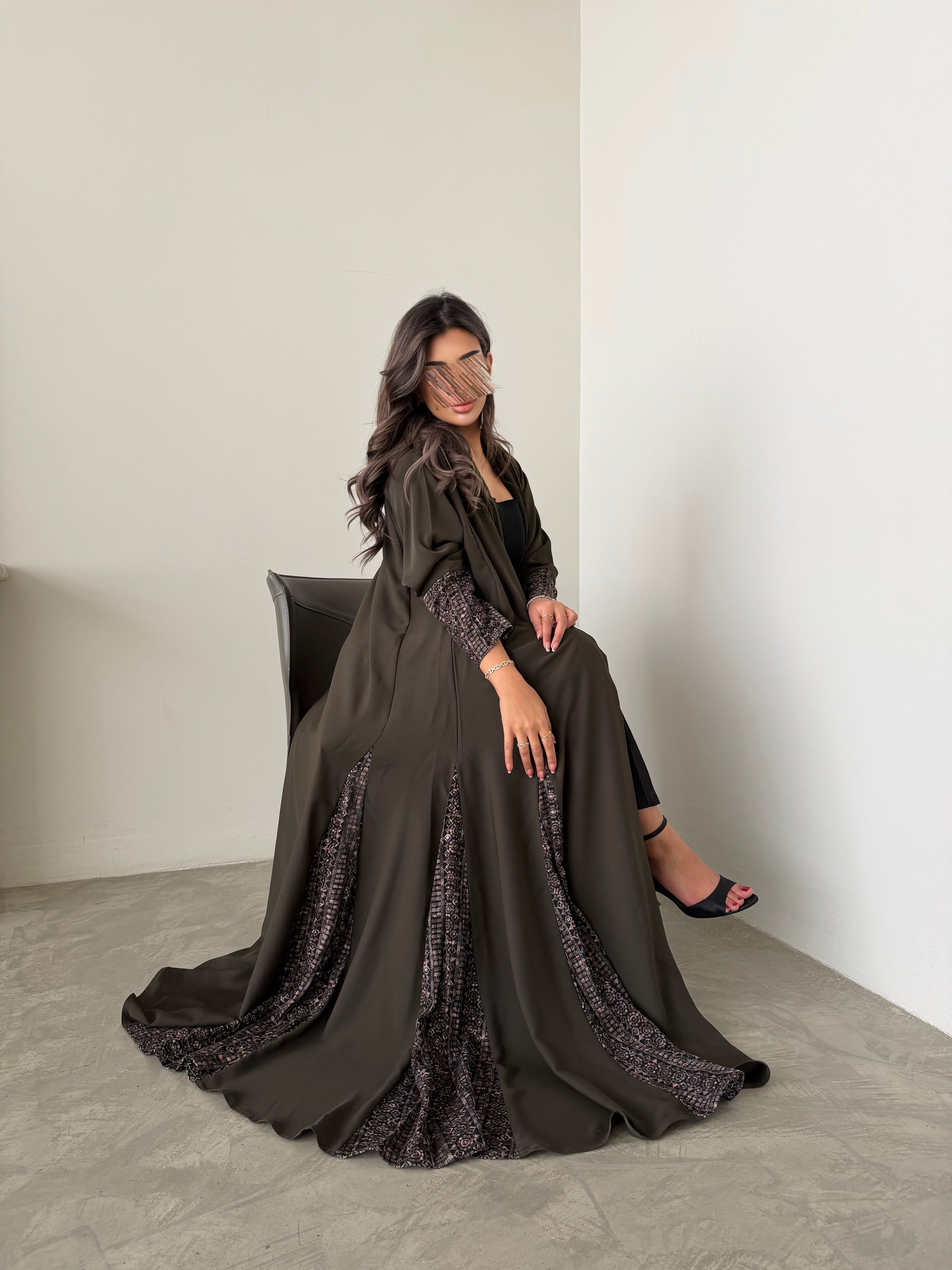 MWT770 - عباية كريب مع تدخيلة لنن هندي - Aya