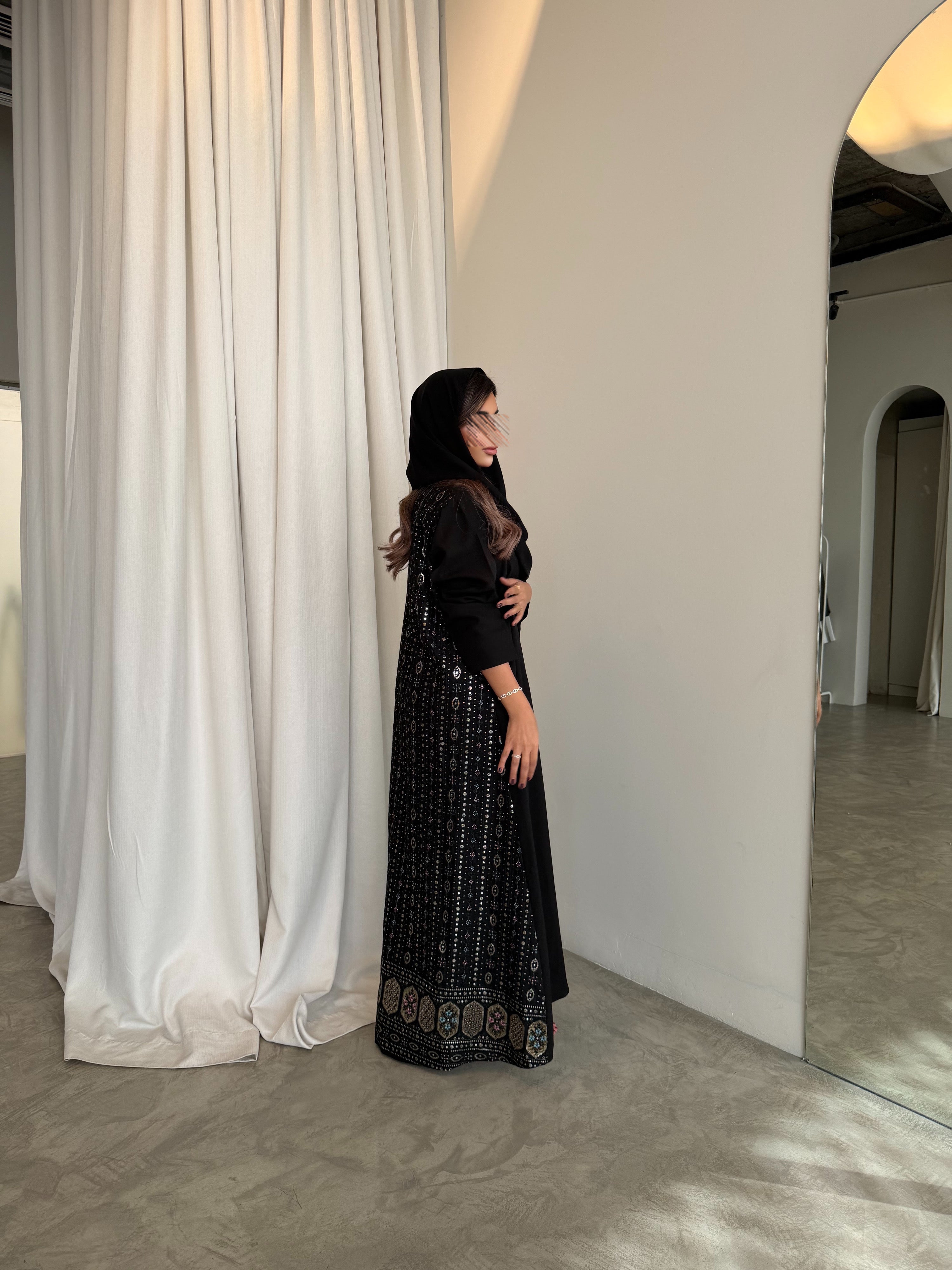 MWT1051 - عبايه بتدخيله لنن تطريز بالجنب - Aya