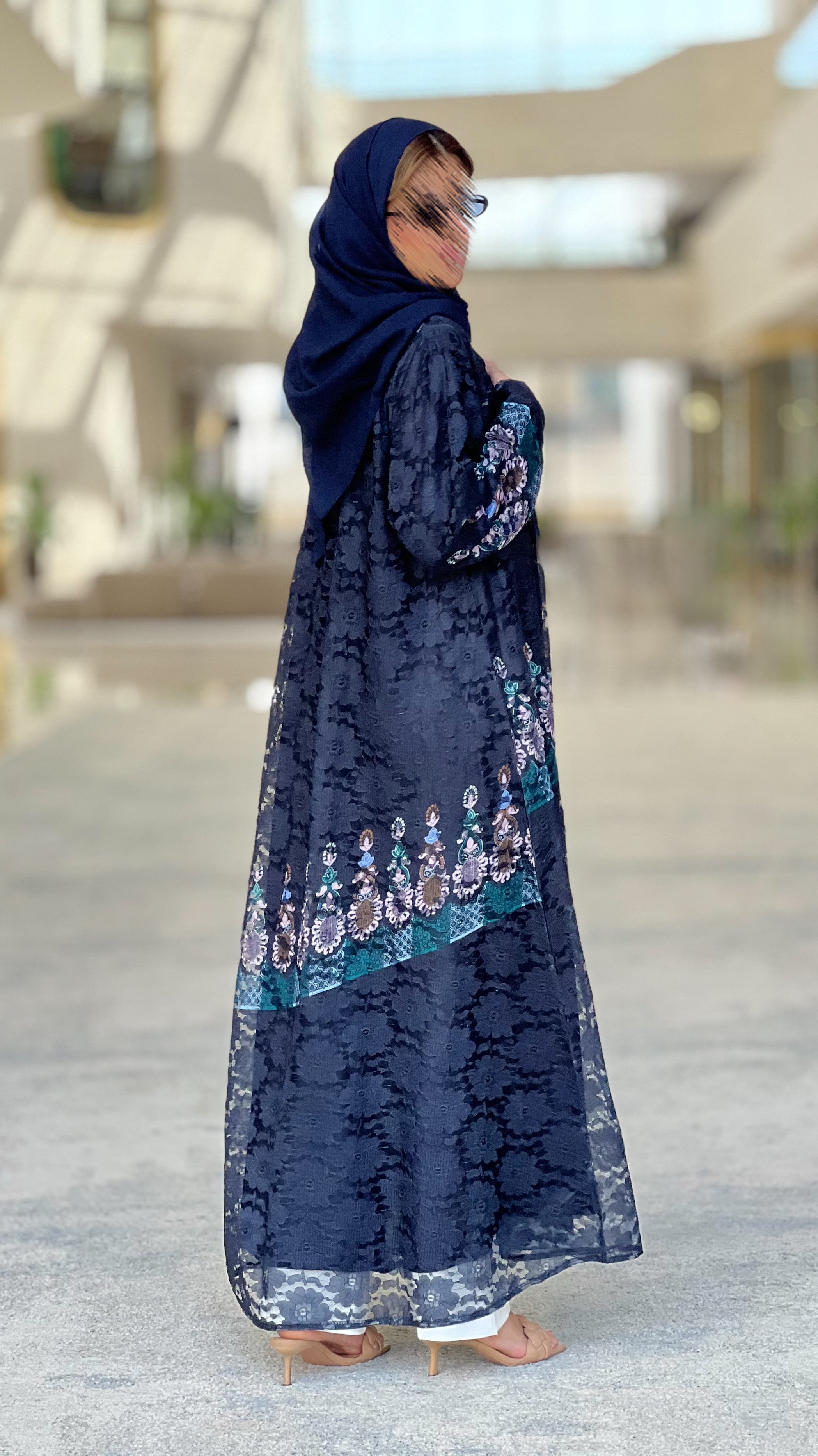 MWT487 - عباية دانتيل أسود مع تدخيلة دانتيل ملون - Aya