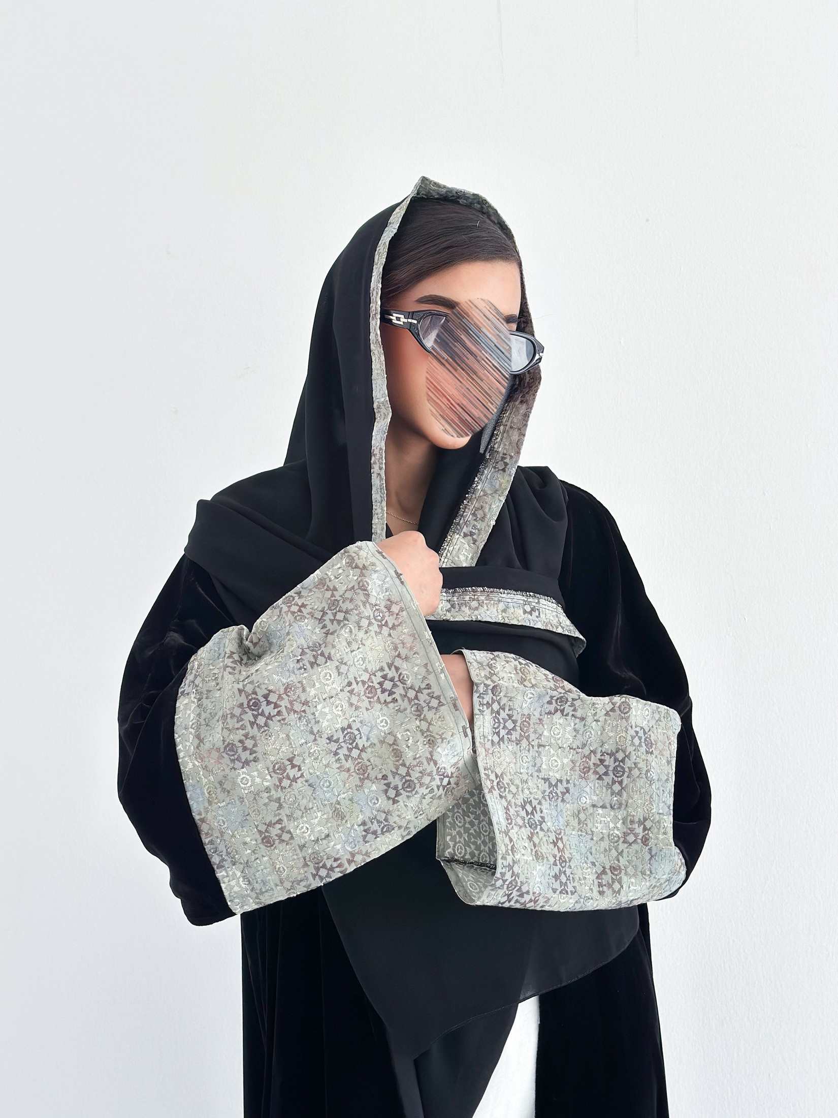 MWT570 - عباية سوداء مخمل بأكمام مطرزة - Aya