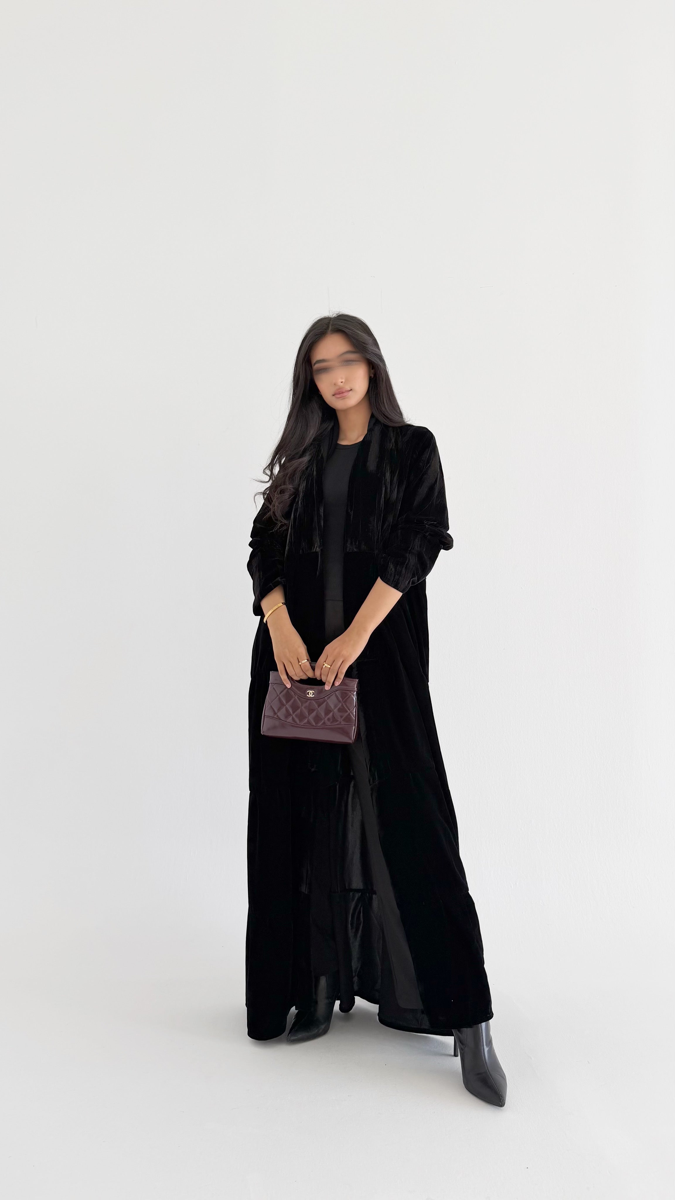 MWT648 - عباية مخمل اسود بتدخيلة بني