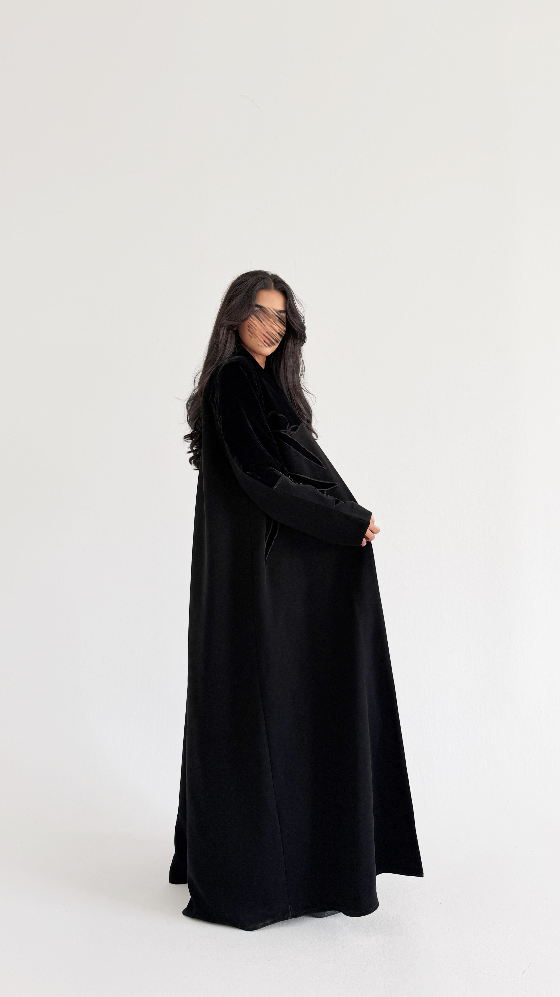 MWT894 - عبايه  كريب مع تدخيله مخمل بشكل وردات - Aya