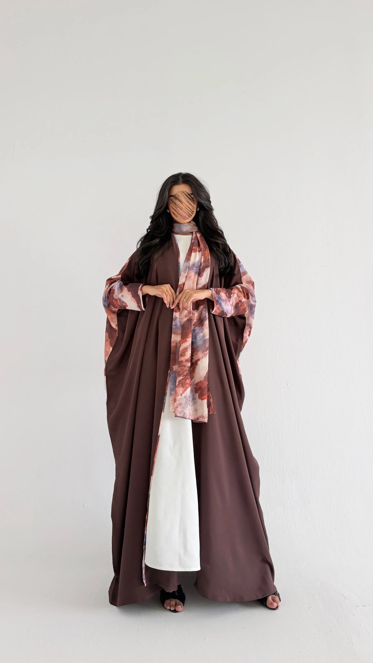 MWT2157 - عباية كريب بني مع تدخيله طباعة - Aya